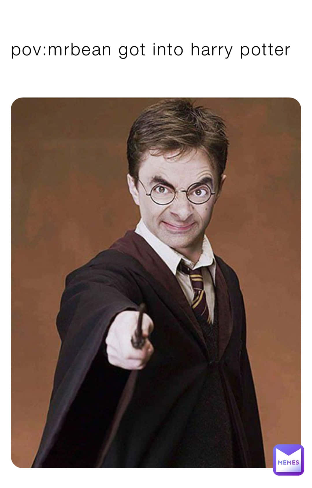搞笑哈利波特憨豆先生編輯圖像 壁紙 — Mr. Bean 身穿哈利波特長袍，在棕色背景前露出頑皮的笑容，用魔杖指著前方。