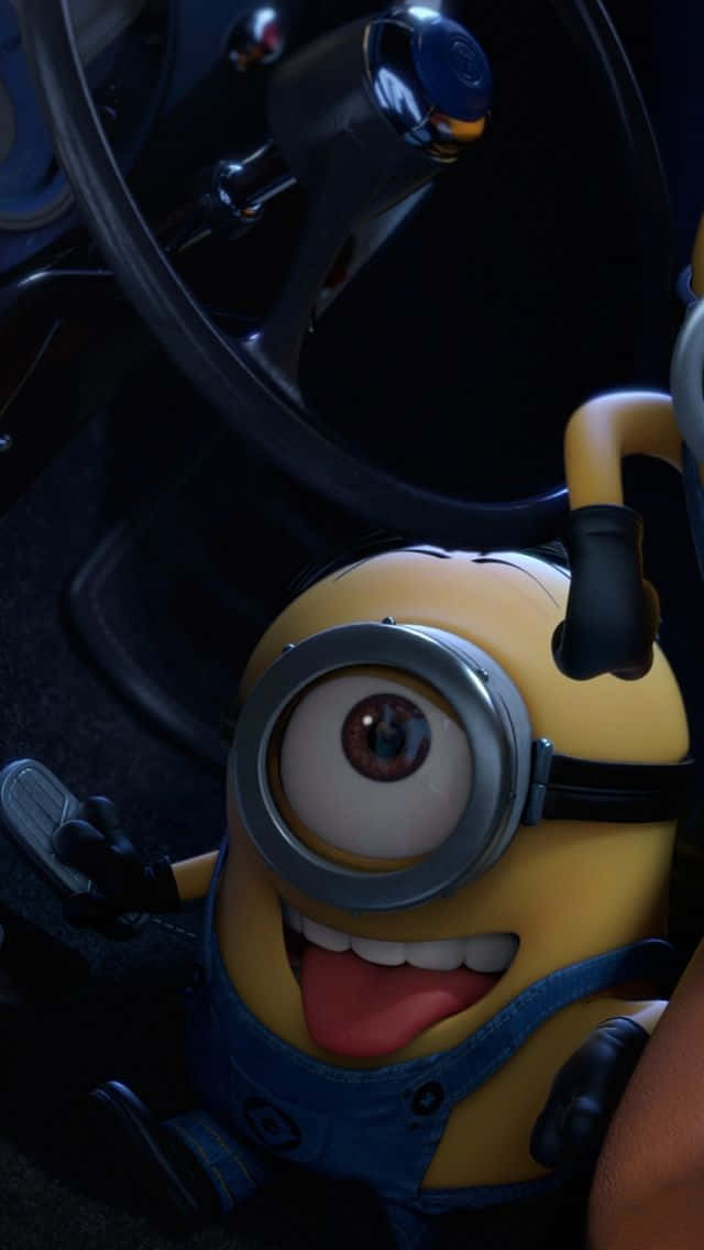 一個Minion司機在車內伸出舌頭咧嘴笑。