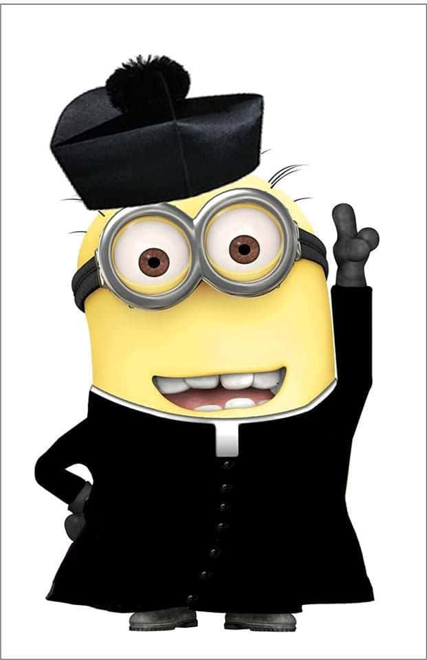 一個黃色Minion穿著黑色牧師服裝，戴著絨球帽，舉起手。