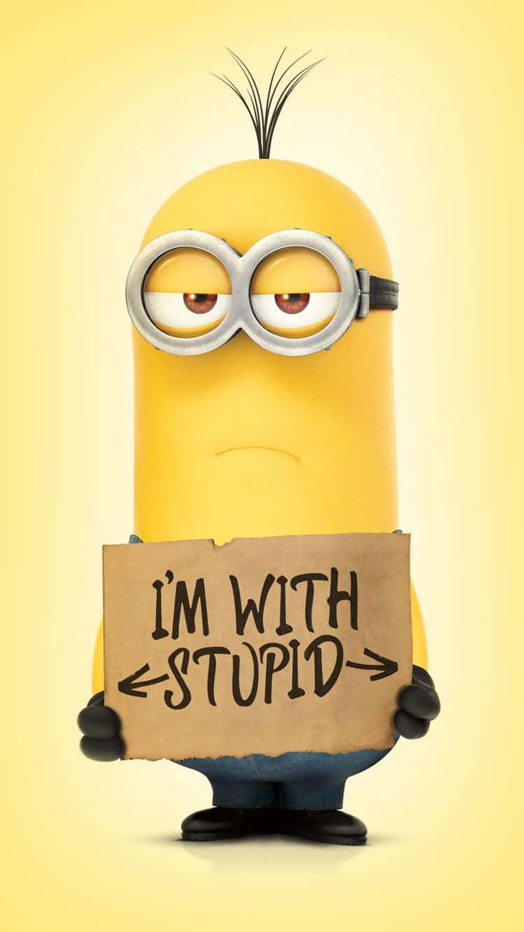 一個黃色卡通Minion舉住一塊寫住「I'M WITH STUPID」嘅牌。