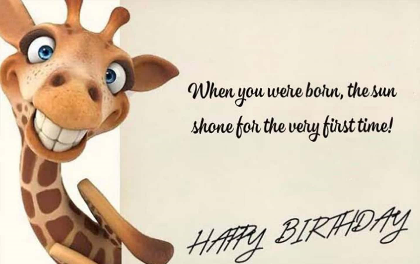 一隻微笑的卡通長頸鹿拿著一張帶有生日祝福的生日卡。