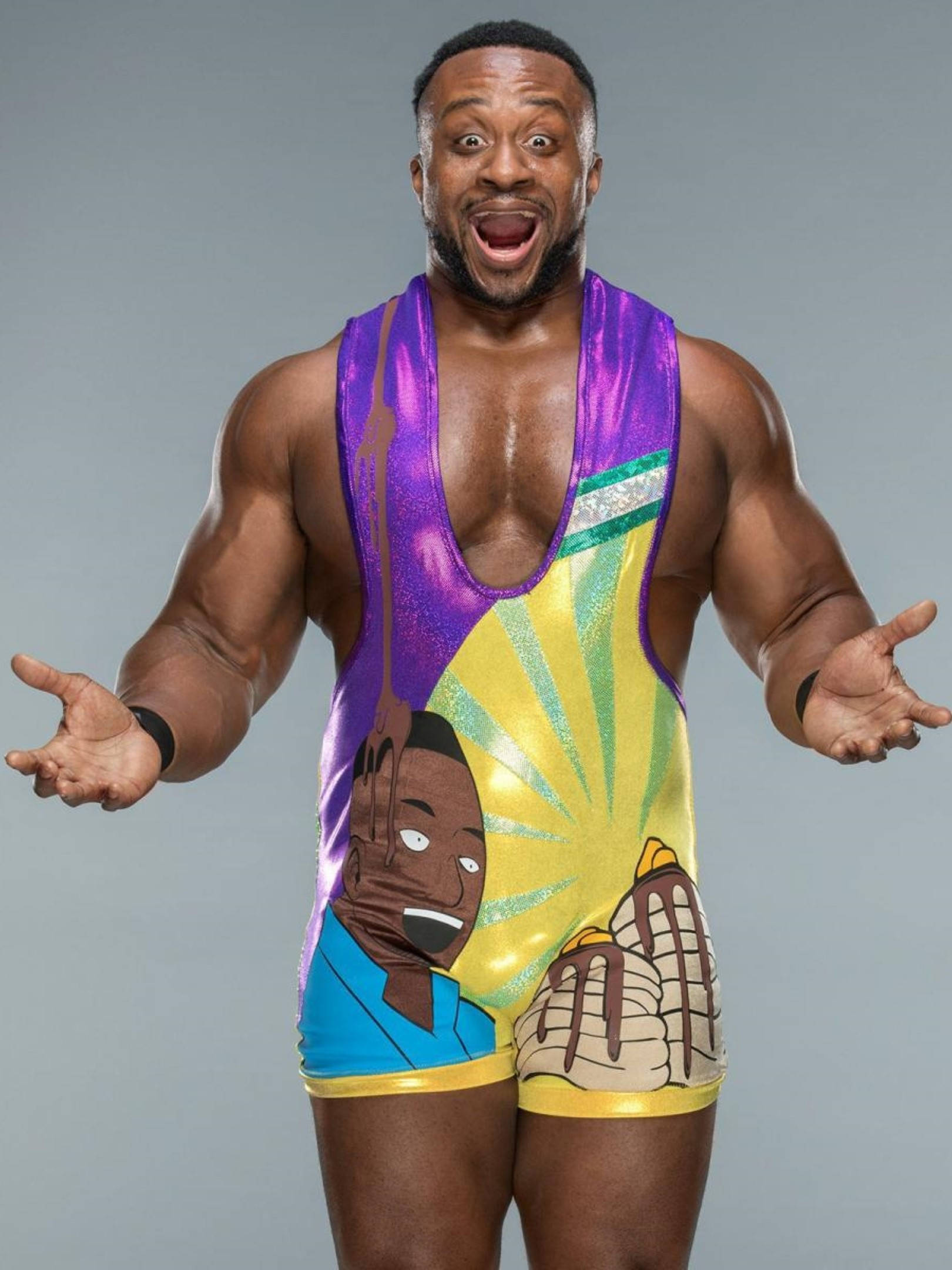 搞笑摔角手 Big E 壁紙 — 一位肌肉發達的摔角手穿著鮮豔的紫色、黃色和藍色緊身衣，帶有卡通圖案，在純灰色背景前伸展雙臂擺姿勢。