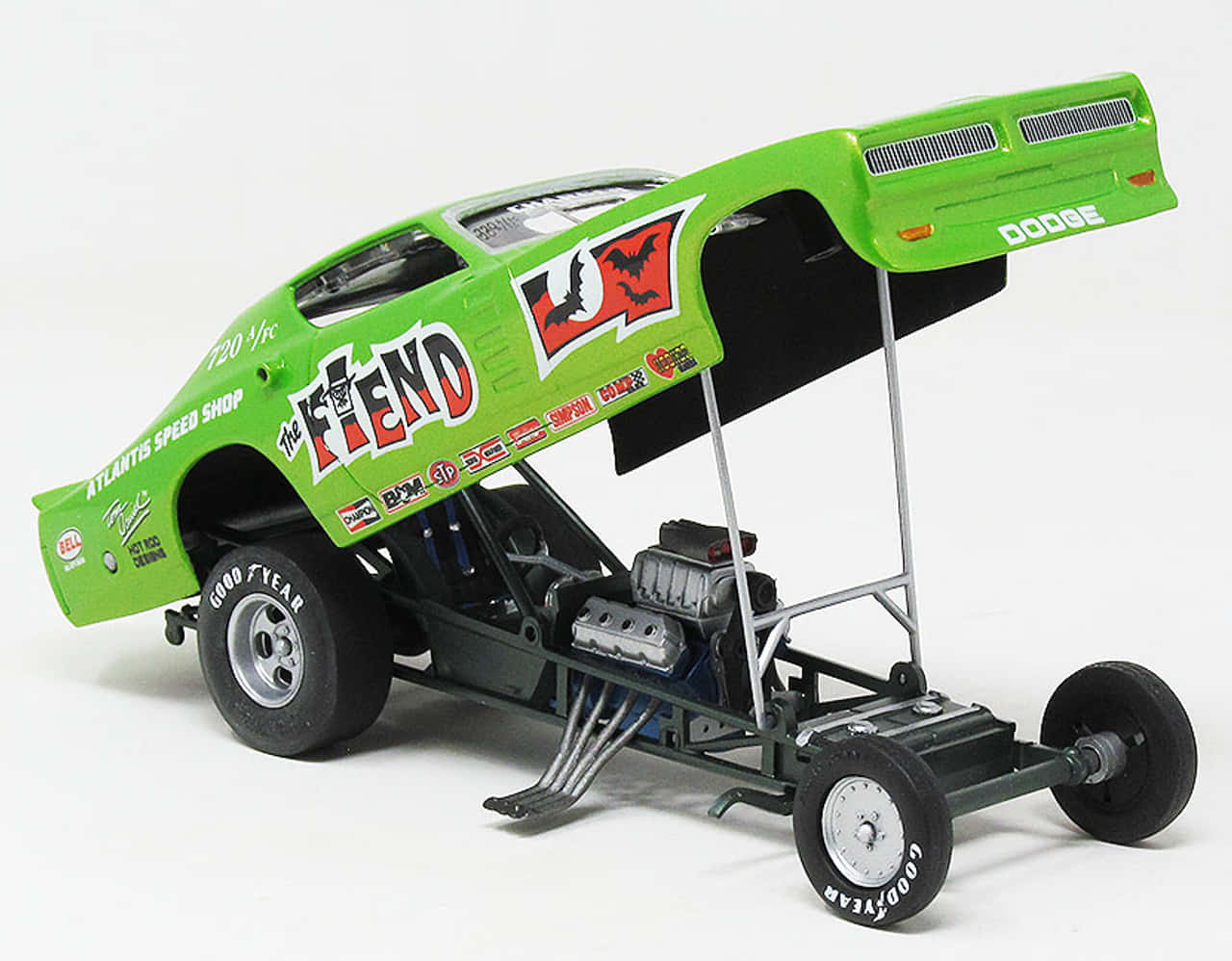 綠色道奇直線加速賽車模型，帶有'The Fiend'塗裝和暴露的引擎。