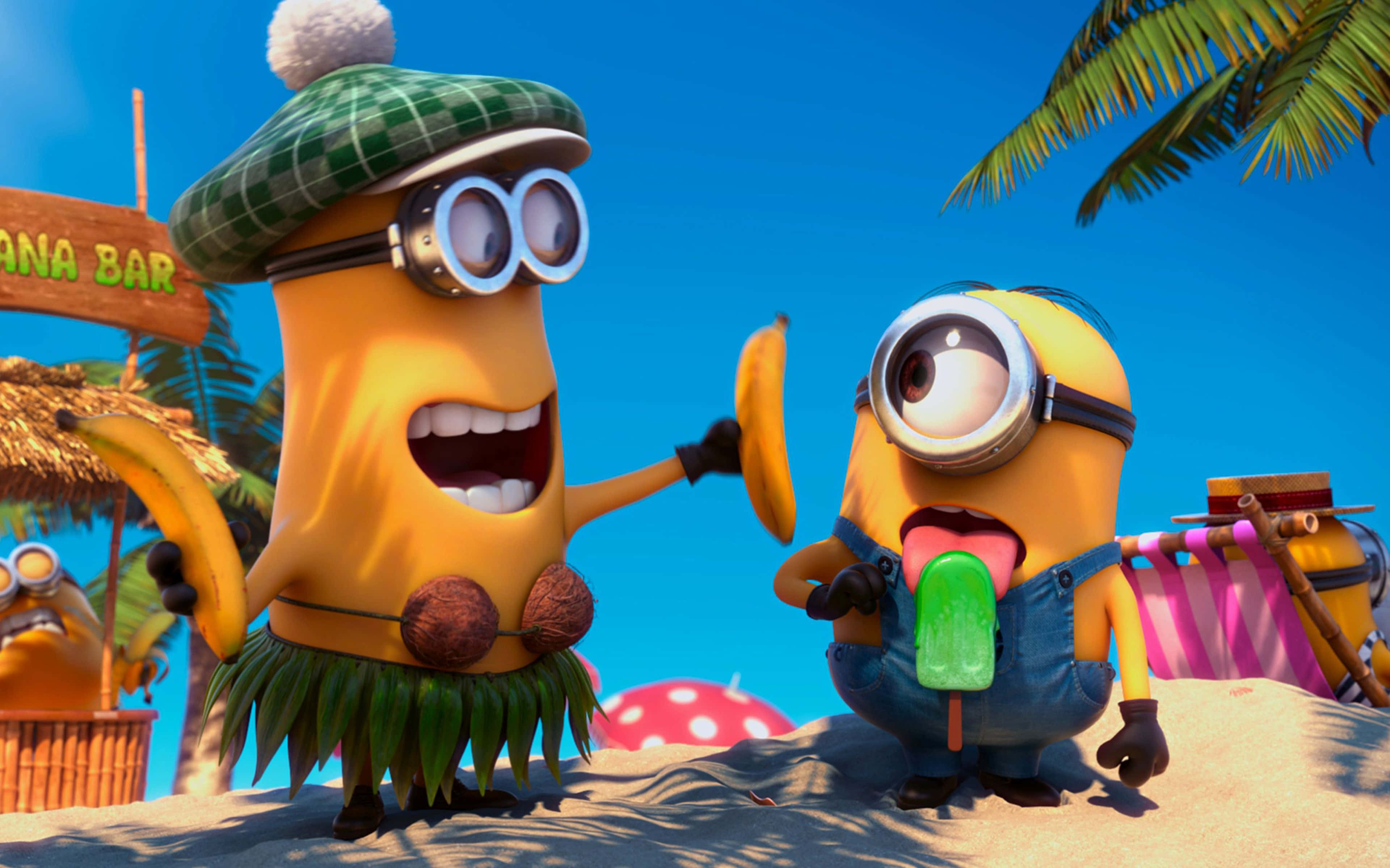搞笑海灘小黃人夏日圖 壁紙 — 兩個動畫黃色 minions 在棕櫚樹下享受陽光沙灘日，一個吃香蕉，另一個吃冰棒。