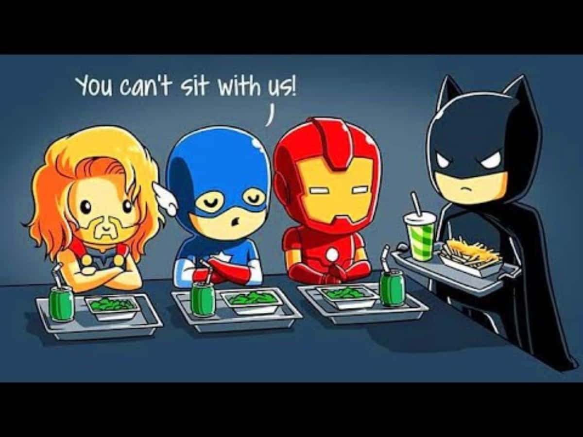 Batman 獨自站在食堂桌子旁，而 Thor、Captain America 和 Iron Man 無視他。