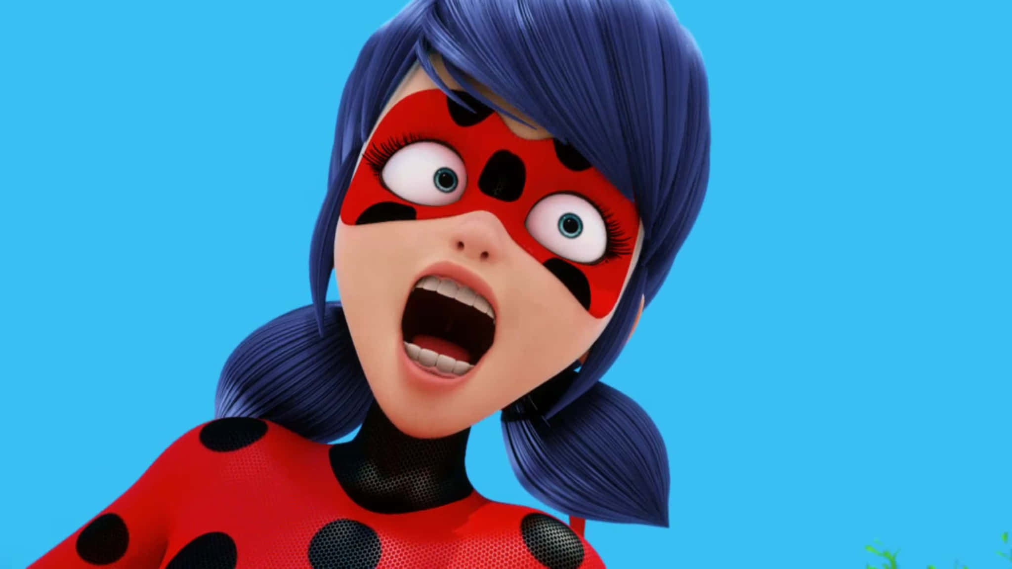 搞笑的《Miraculous Ladybug》角色搞笑表情藍色背景圖 壁紙 — 一個驚訝的動畫女孩，穿著紅黑圓點超級英雄服裝，藍色頭髮，背景是明亮的藍色。