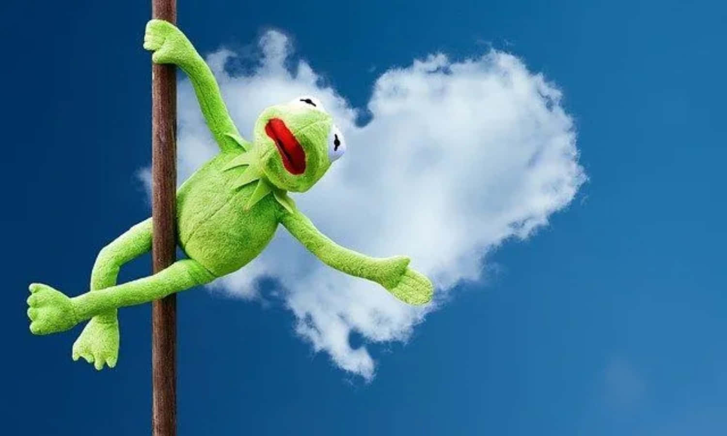 綠色Kermit the Frog毛公仔掛喺柱上，附近有心形雲。