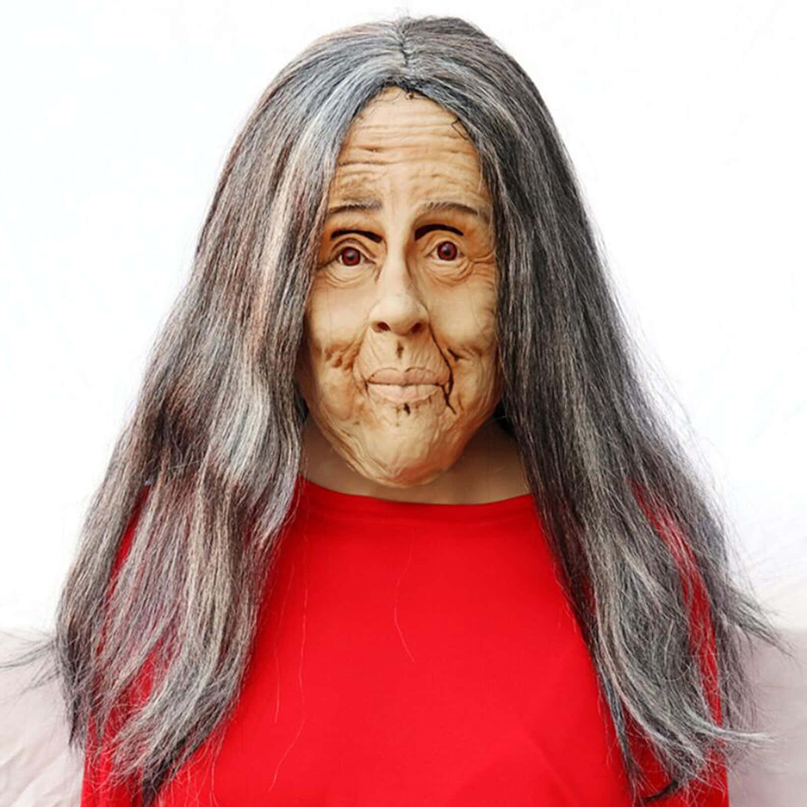 搞笑老翁長髮圖 壁紙 — 一個人戴著一個詳細逼真的老年女性面具，皮膚皺紋、灰白頭髮，背景是純白色。