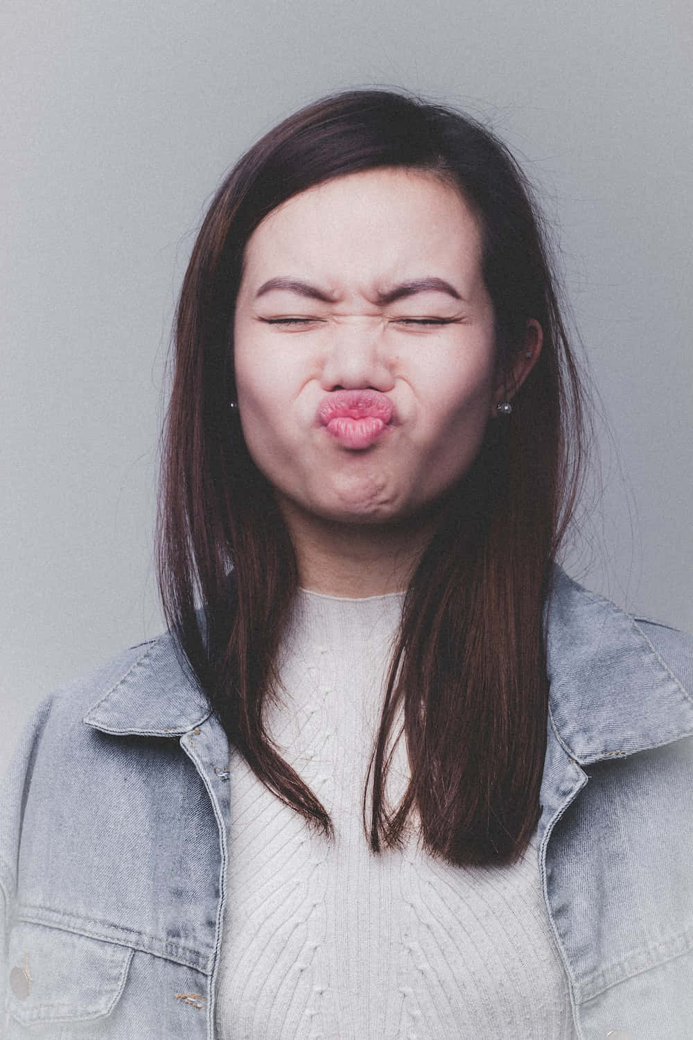 年輕女性在攝影棚內嘟嘴露出俏皮表情