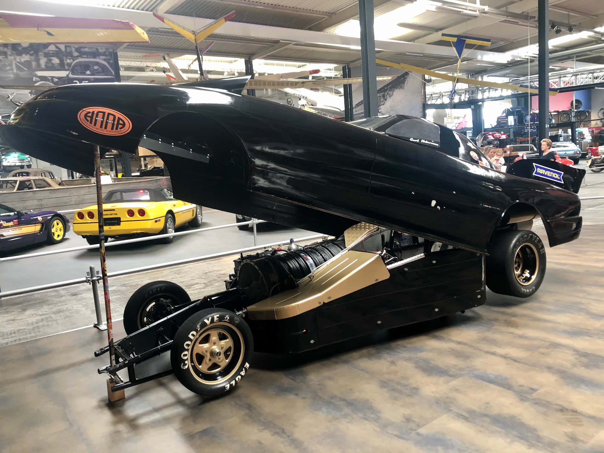 黑色賽車配金色引擎在汽車博物館展出。