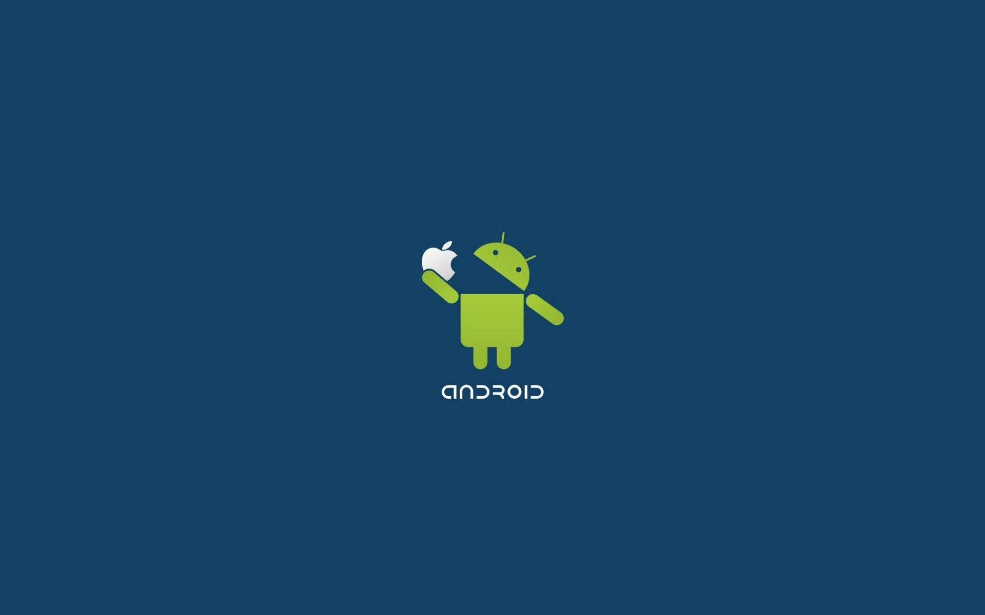 綠色Android機械人在藍色背景上手持Apple標誌