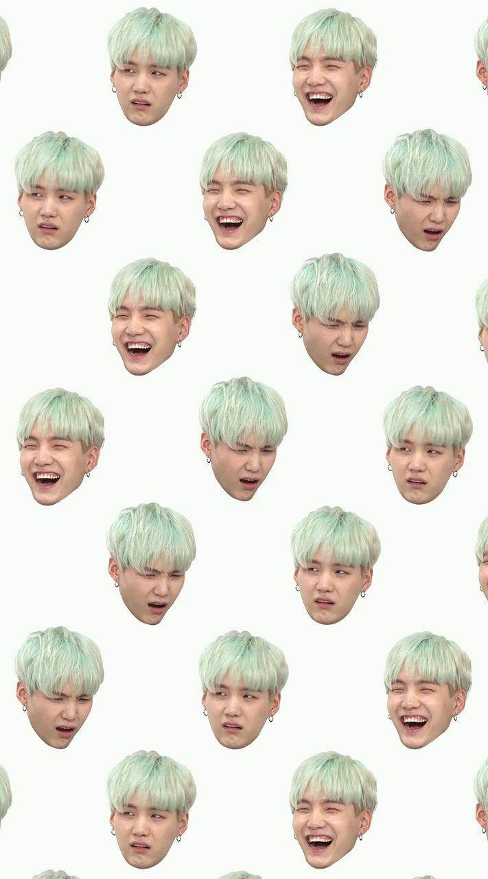 搞笑風 BTS Suga 壁紙 — 一個重複圖案，描繪一位薄荷綠髮的年輕男子在純白背景上展現各種表情。
