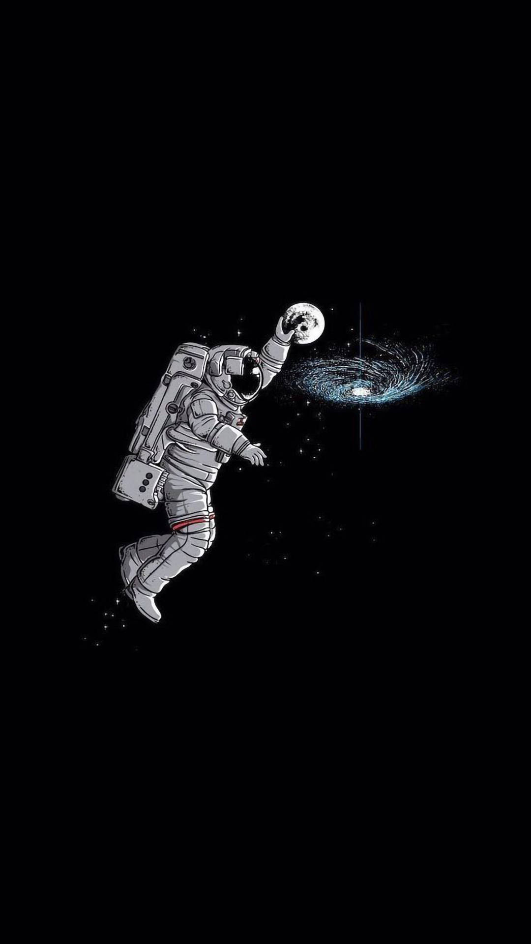 搞笑風格的月球灌籃 壁紙 — 一名太空人漂浮在太空中，在繁星點點的黑色虛空背景下，手持一個發光球體，靠近一個旋轉的宇宙漩渦。