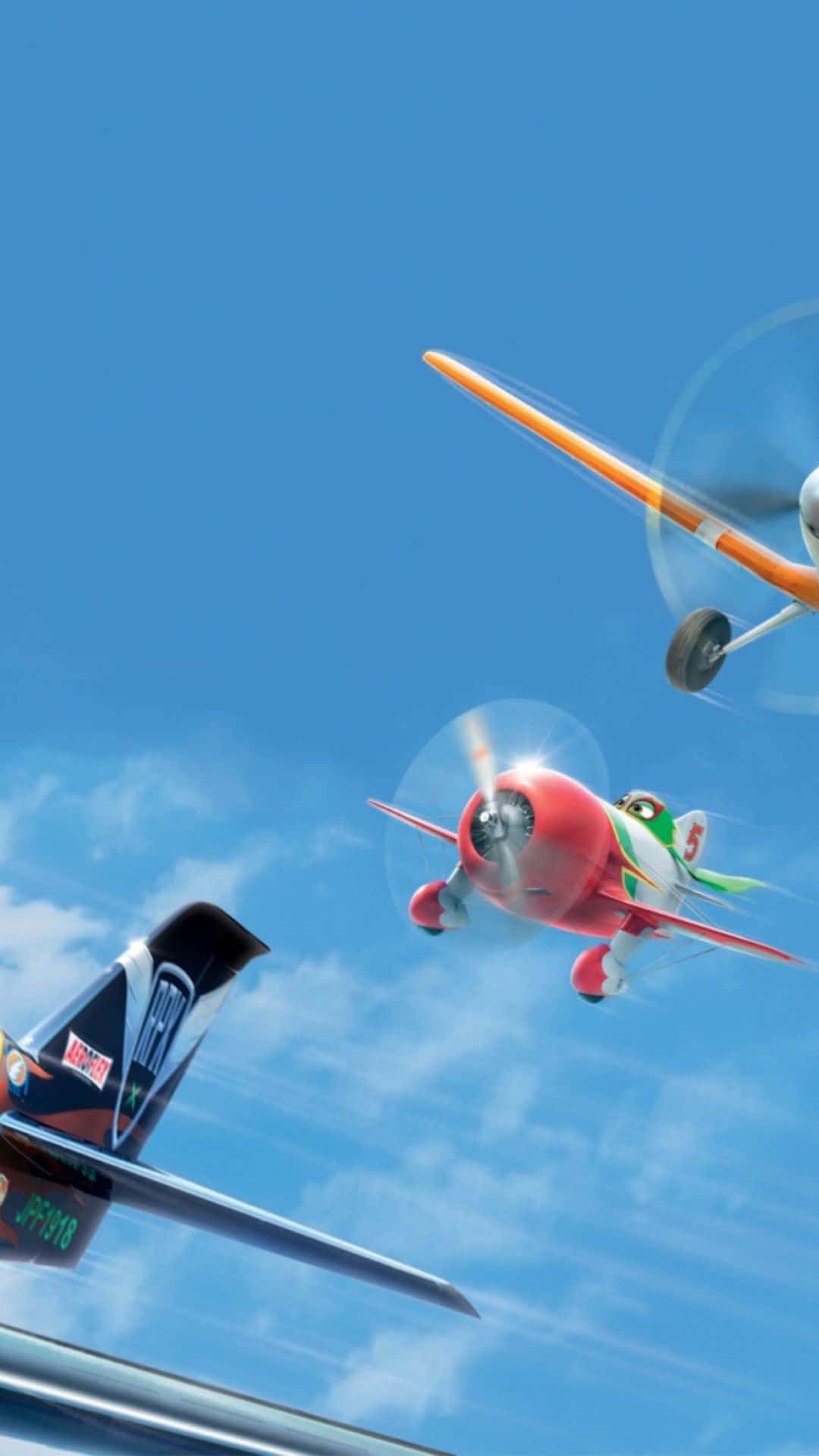 搭乘 Android 小型飛機，自由翱翔藍天 壁紙 — 兩架色彩繽紛的卡通飛機在明亮藍天中競賽，伴隨著縷縷白雲。