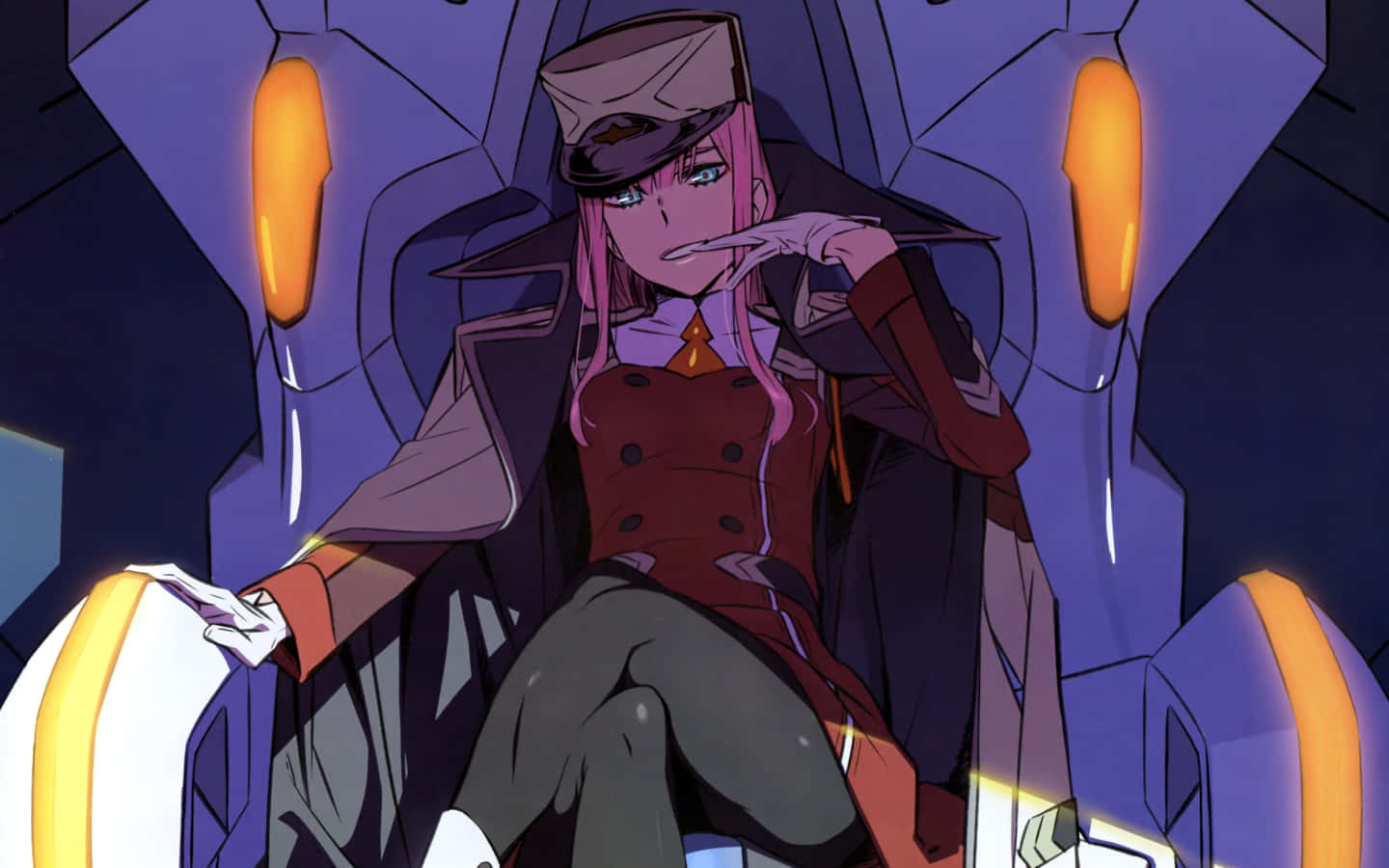 搭乘《Darling in the Franxx》展開飛行冒險 壁紙 — 一位粉紅色頭髮的動漫女孩穿著軍裝，自信地坐在發光的紫色機甲駕駛艙內。