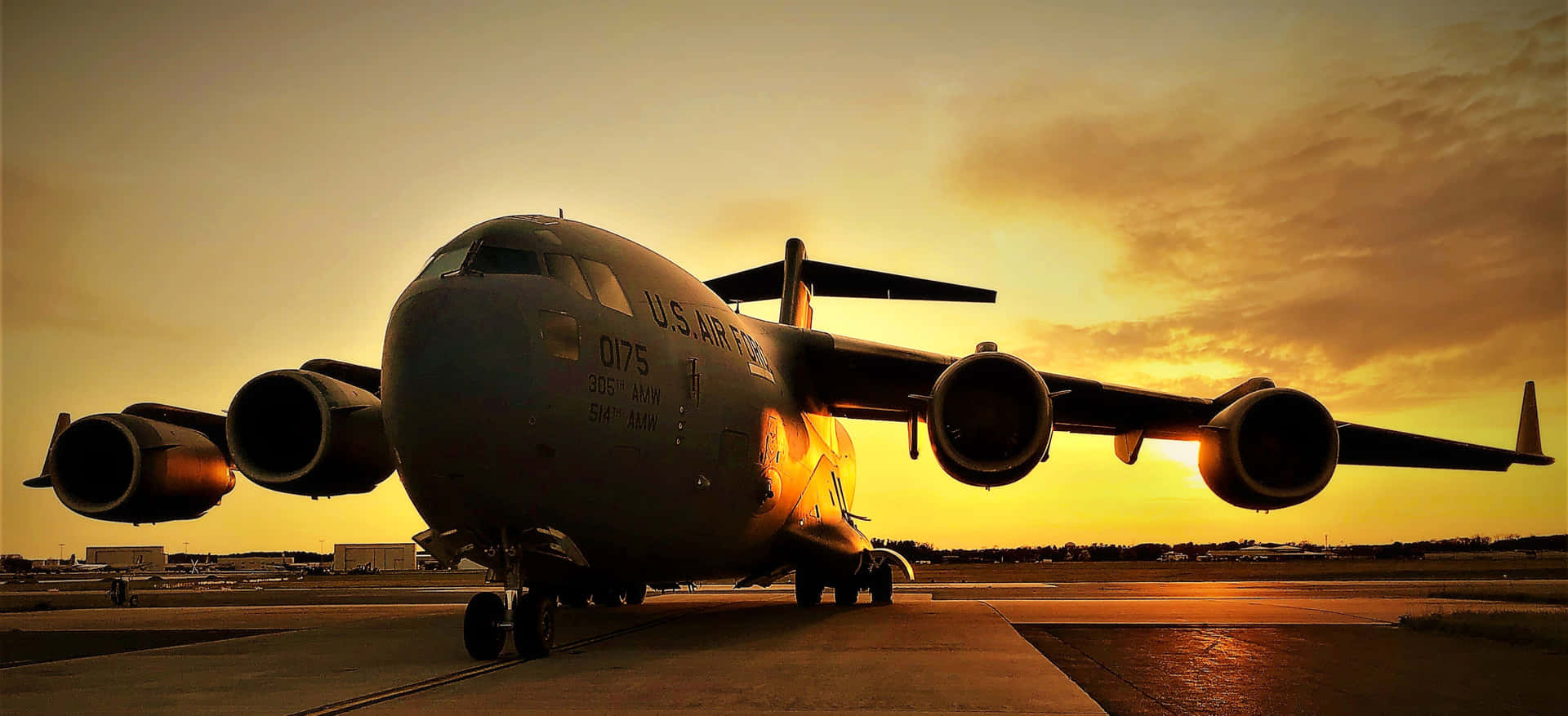 美國空軍貨機在夕陽下的跑道上。