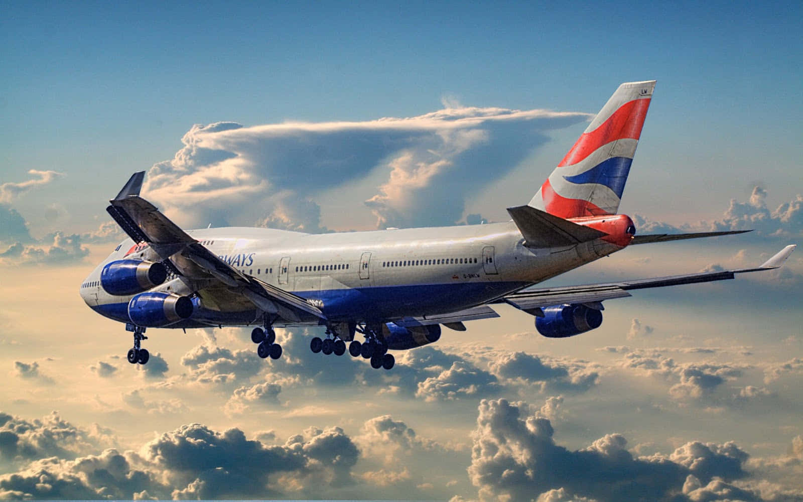 英國航空飛機在日落時穿過雲層下降。