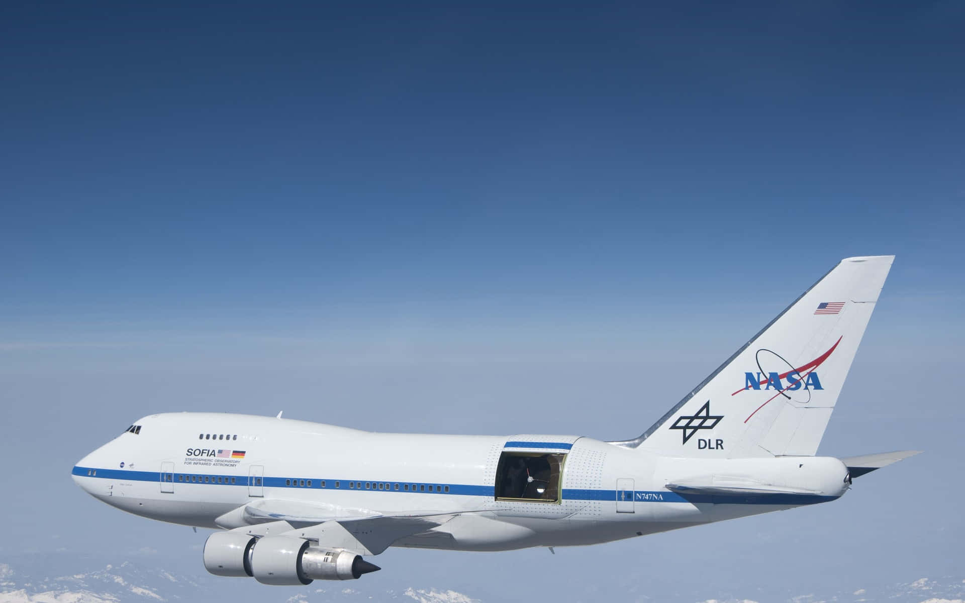 NASA SOFIA空中觀測站在藍天下飛越積雪的山脈