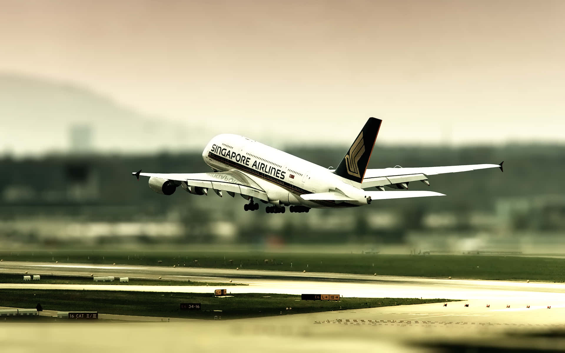 新加坡航空A380飛機在日落時從跑道起飛。