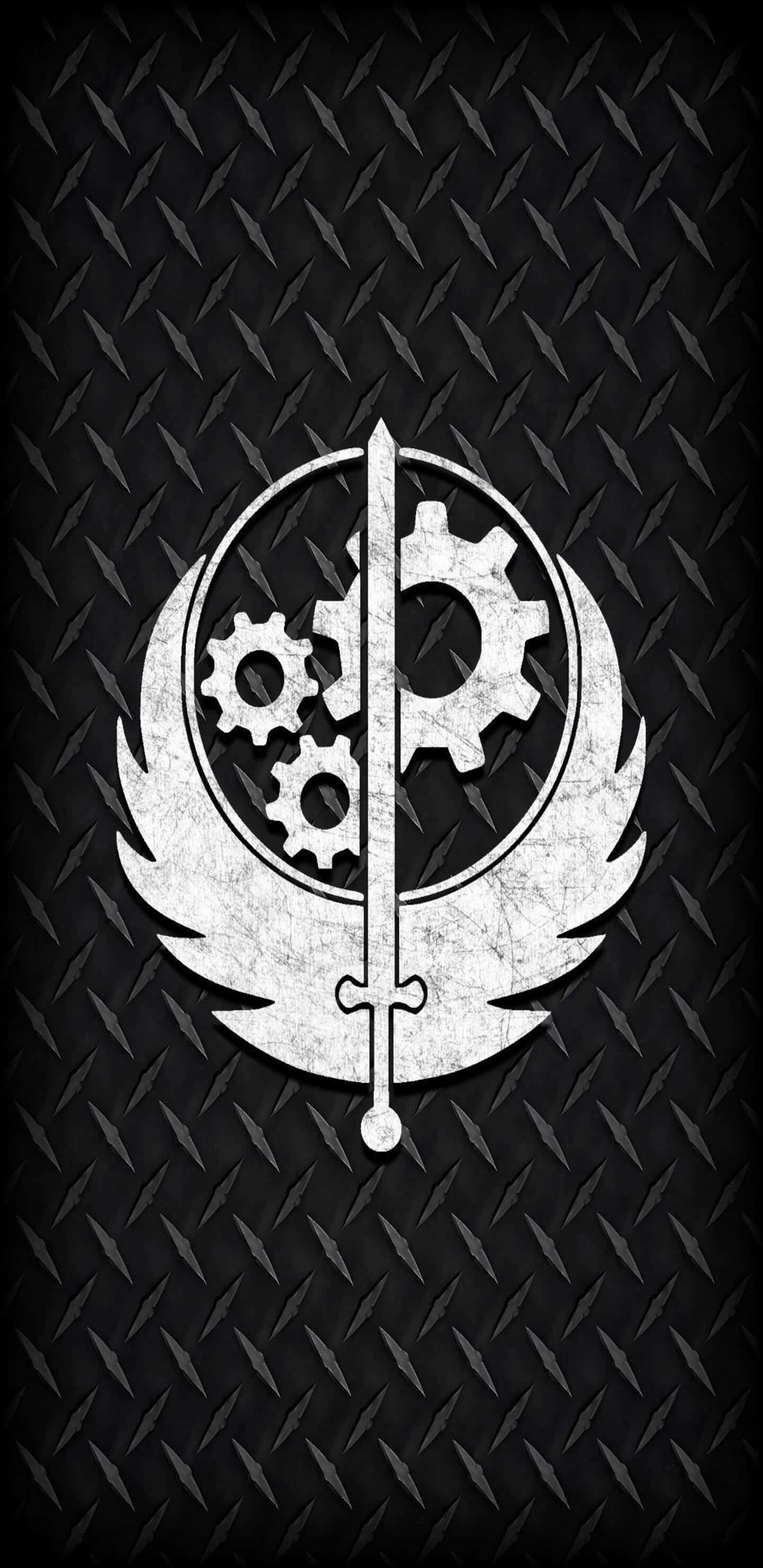 搭配 Fallout 76，以 Pixel 3XL 體驗遊戲新強度 壁紙 — 一個經風化的銀色徽章，帶有劍、齒輪和翅膀，置於黑色鑽石紋板背景上。