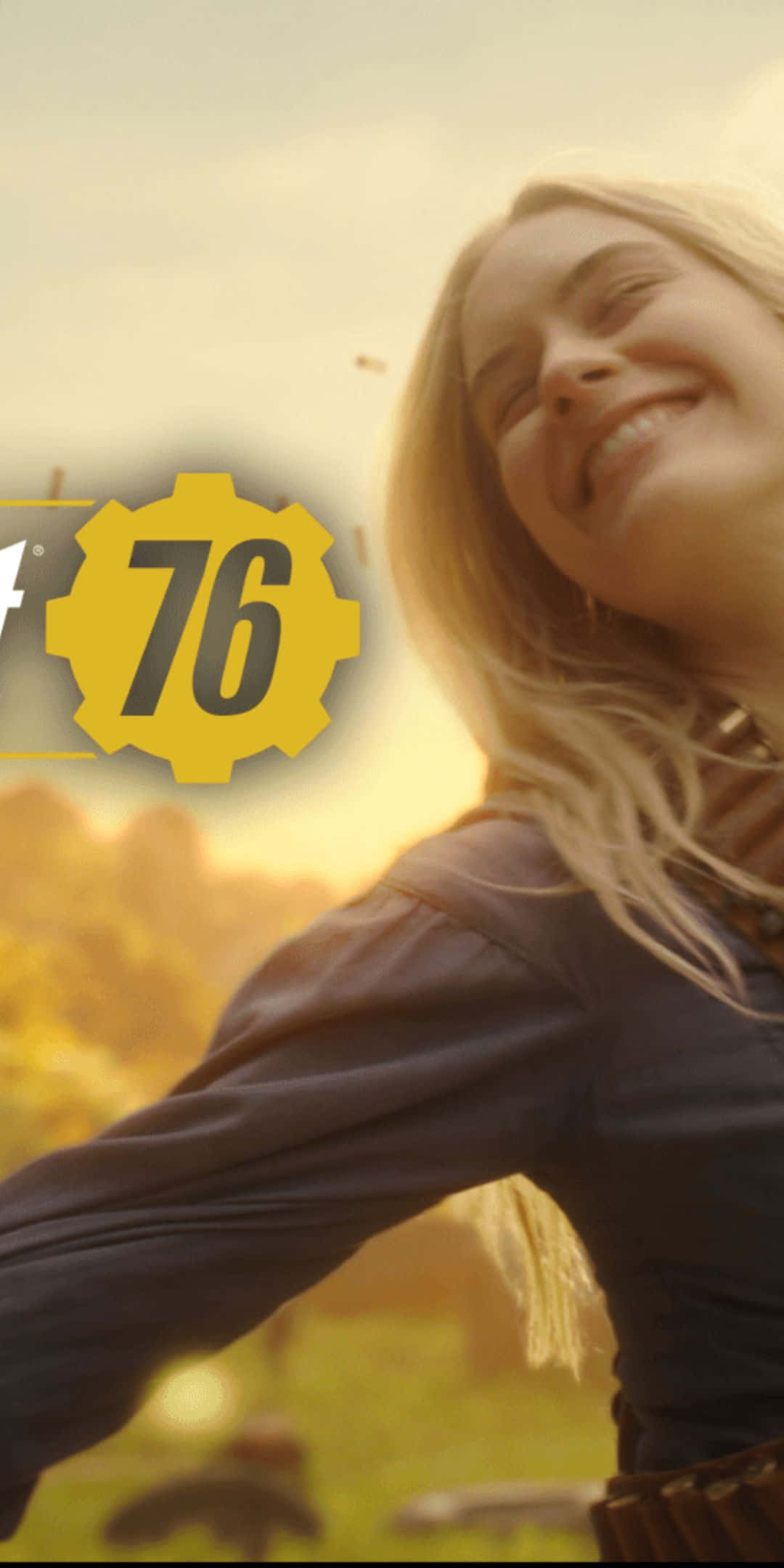搭配 Pixel 3 探索 Fallout 76 的世界 壁紙 — 一位微笑的金髮女子穿著深色襯衫站在戶外，身後是金色的日落和一個帶有76的黃色齒輪標誌。