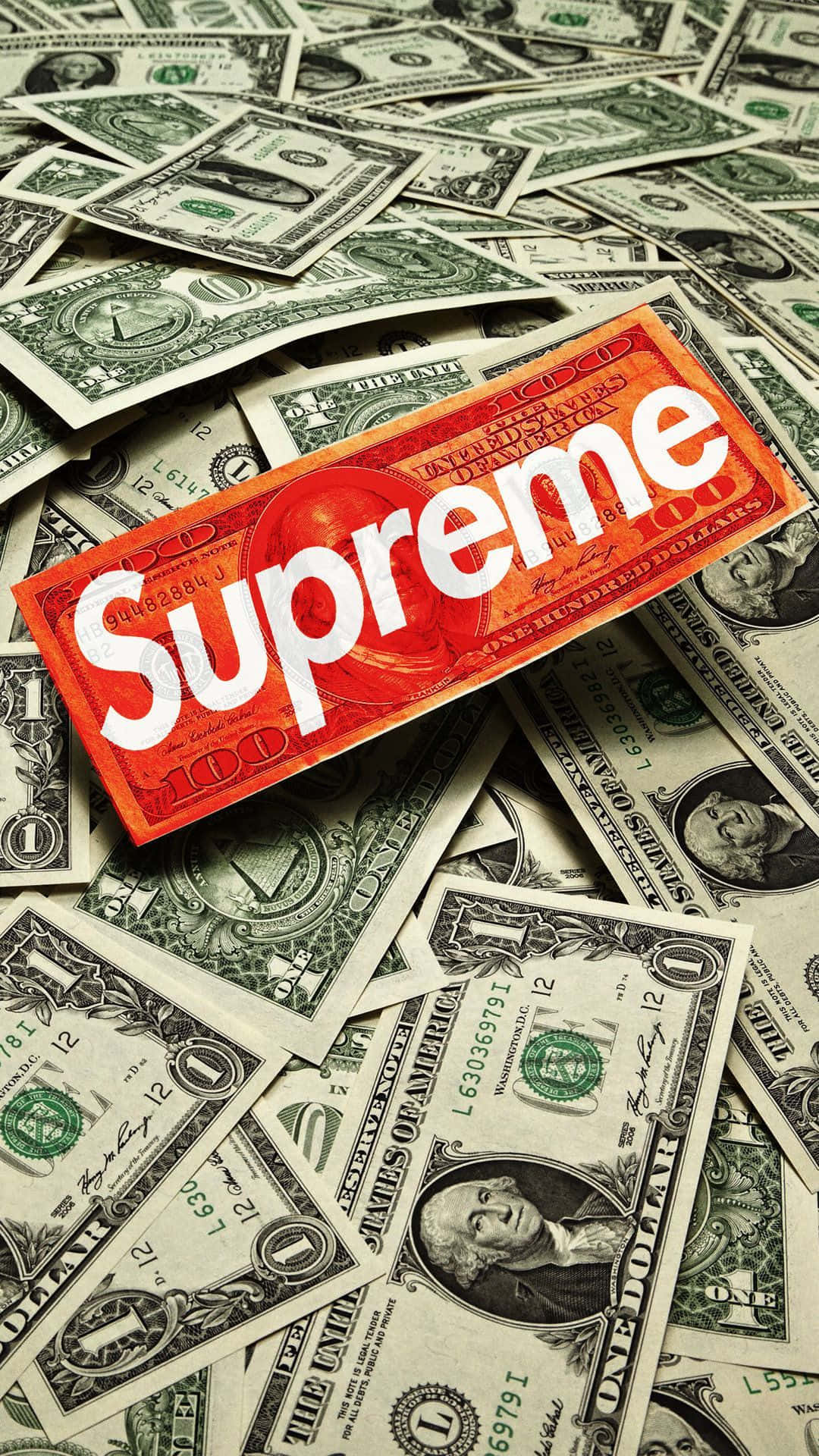 一堆百元美鈔上的紅色Supreme標誌盒。