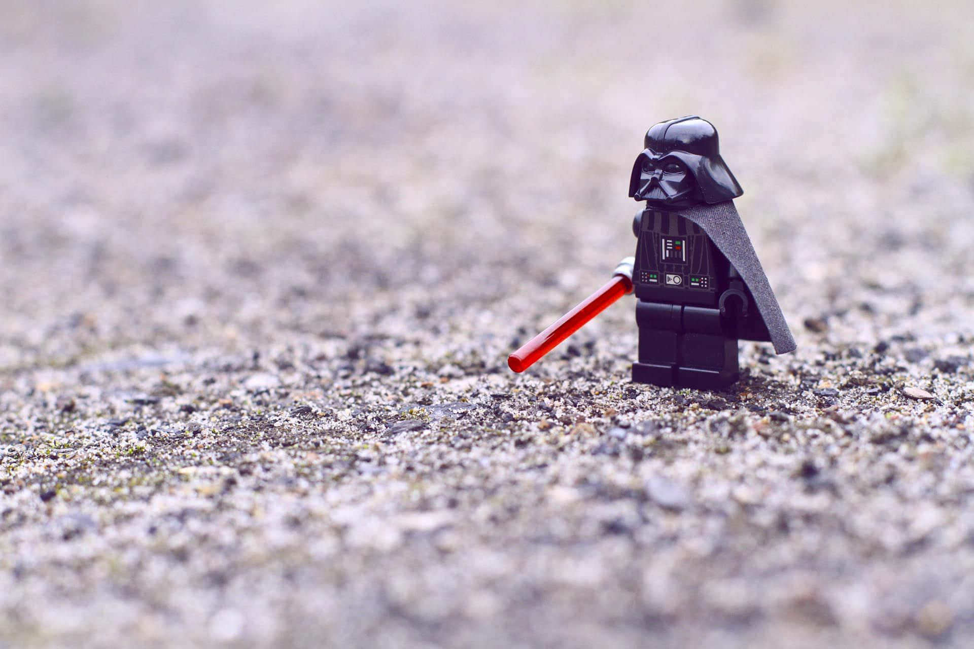LEGO黑武士在礫石地上手持紅色光劍