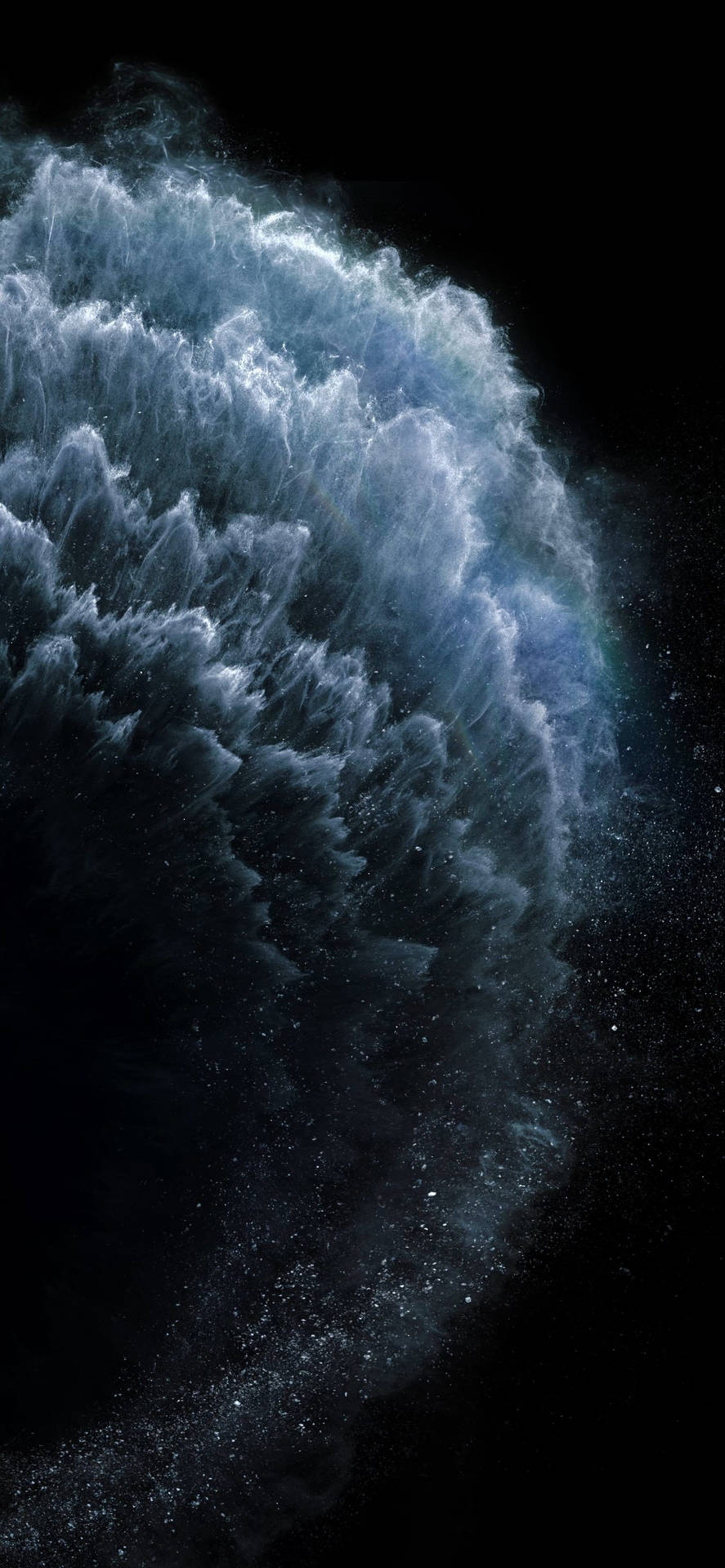 一道巨大的藍色波浪在佈滿星辰的宇宙虛空中撞擊。