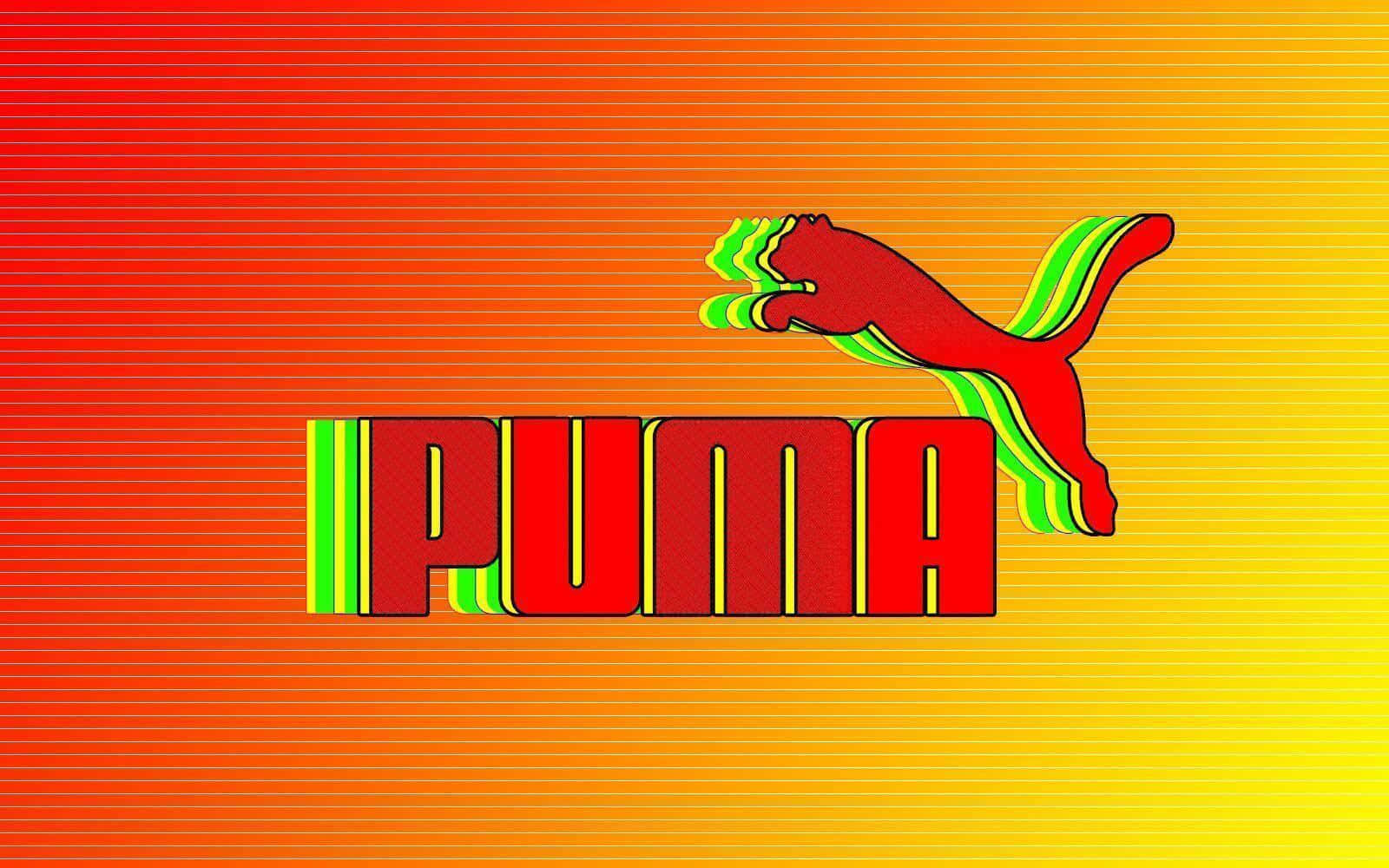 搶先體驗最新Puma造型 壁紙 — 大膽的紅色Puma標誌，帶有跳躍的貓和綠色條紋，背景是充滿活力的橙色到黃色漸變。