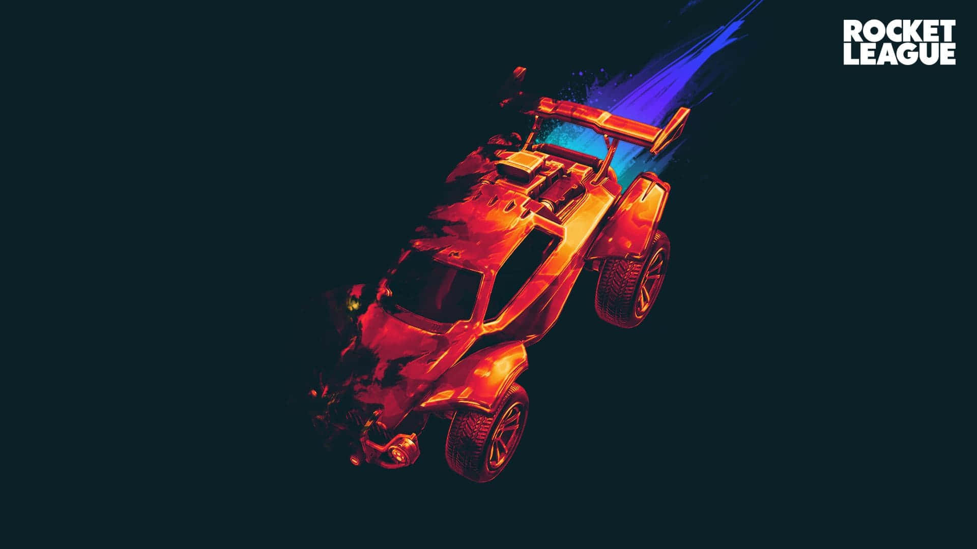 搶攻進球，贏得勝利——《Rocket League》 壁紙 — 一架火熱橙色的火箭動力汽車在黑暗太空中翱翔，身後留下一道發光的藍色軌跡。