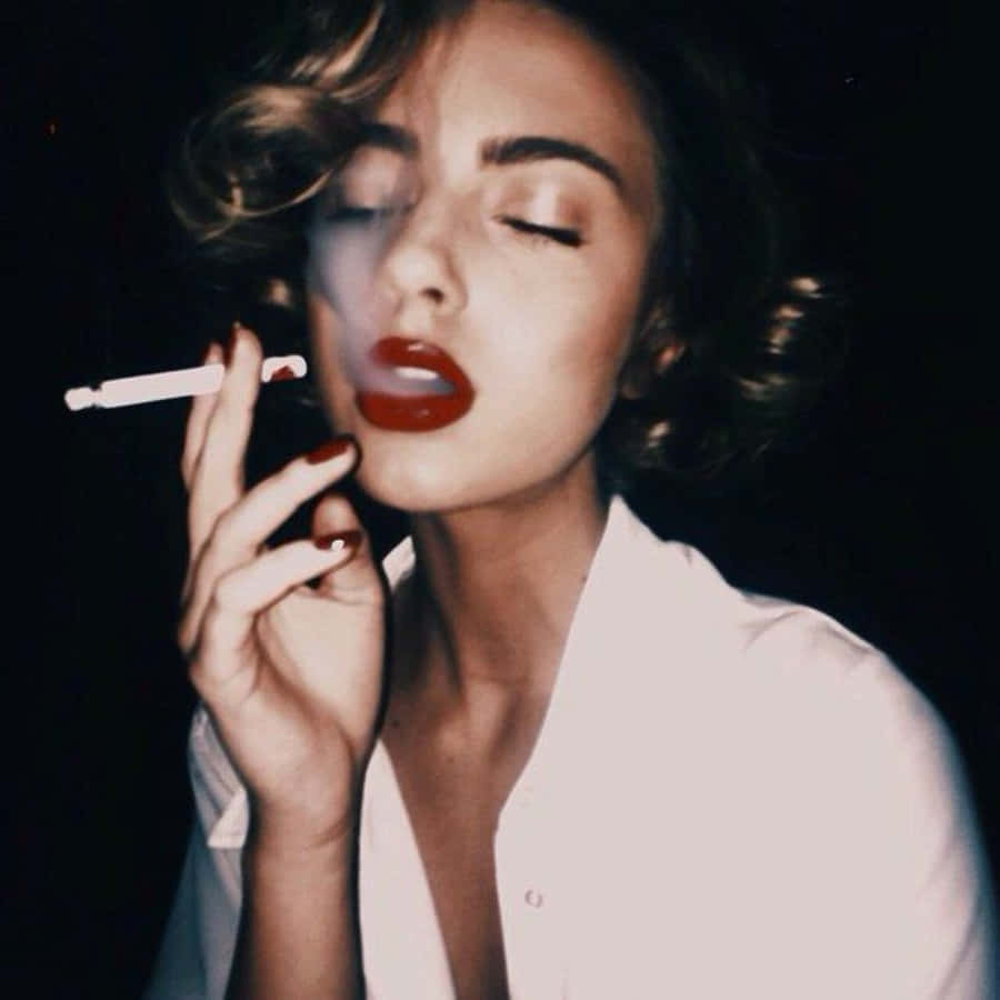 搽紅色唇膏的女人吸煙 壁紙