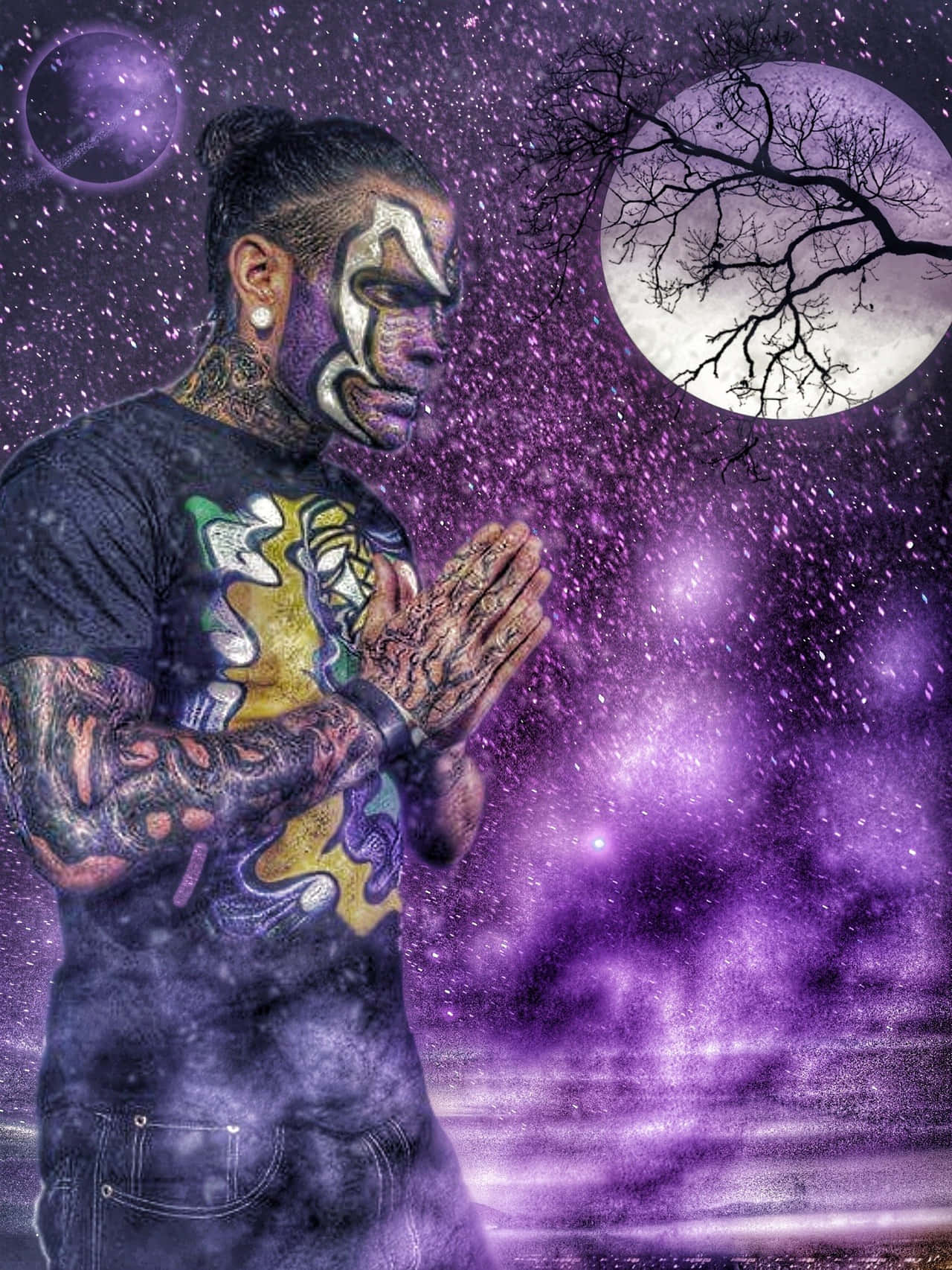 有紋身和臉部彩繪的男人在紫色星空下祈禱，背景有月亮和光禿禿的樹。