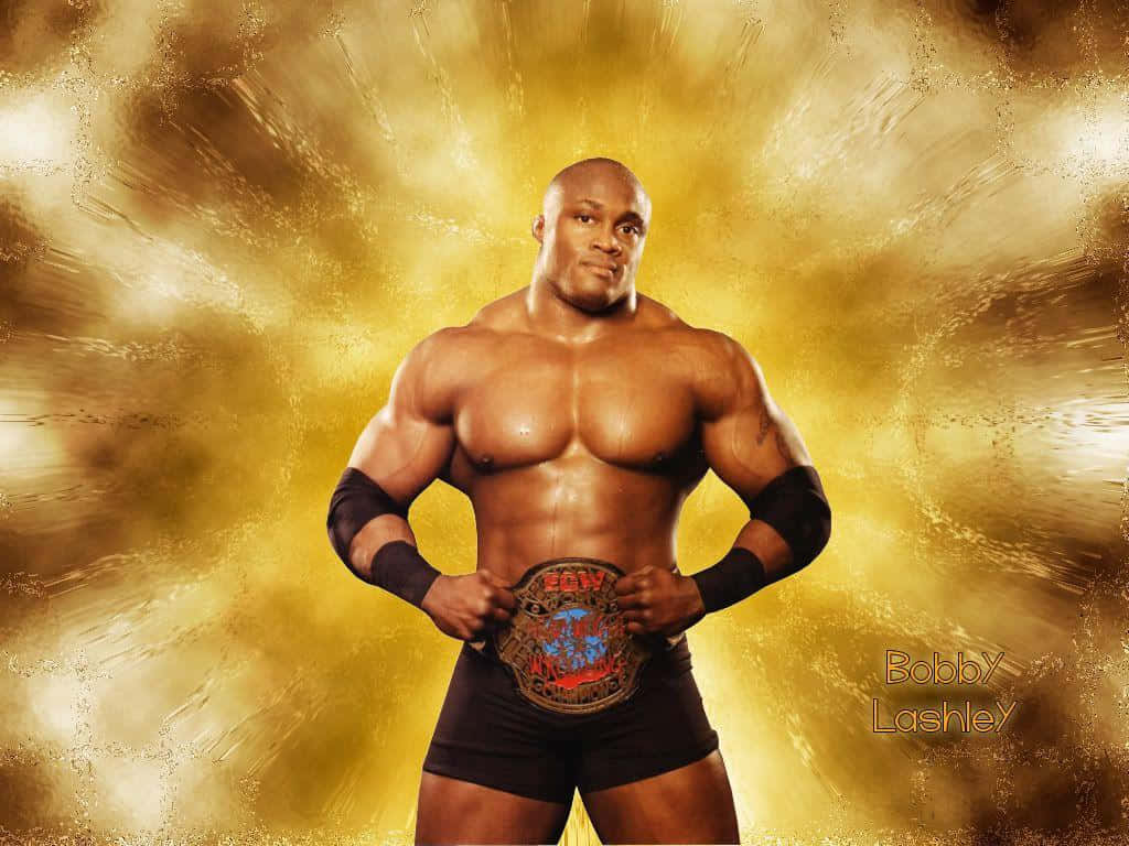 摔角手 Bobby Lashley 手持冠軍腰帶，背景是金色爆炸效果。