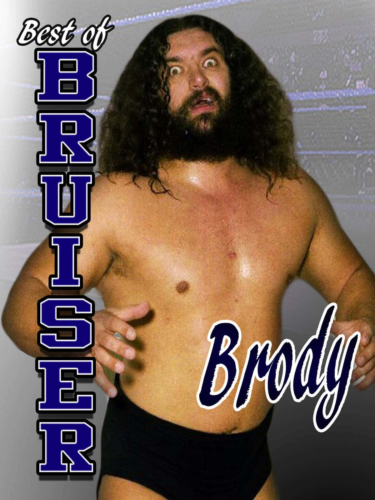 摔角手 Brody 留著長髮和鬍鬚，穿著黑色緊身短褲在競技場中擺姿勢。
