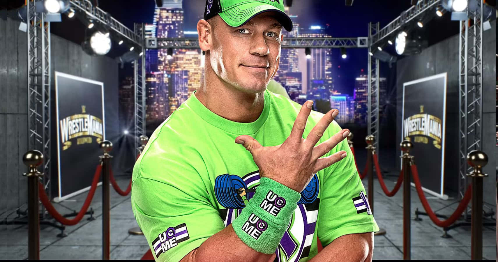 John Cena 桌布 壁紙 — 摔角手John Cena身穿亮綠色裝備，在WrestleMania舞台上自信地擺姿勢，身後是閃爍的城市天際線。