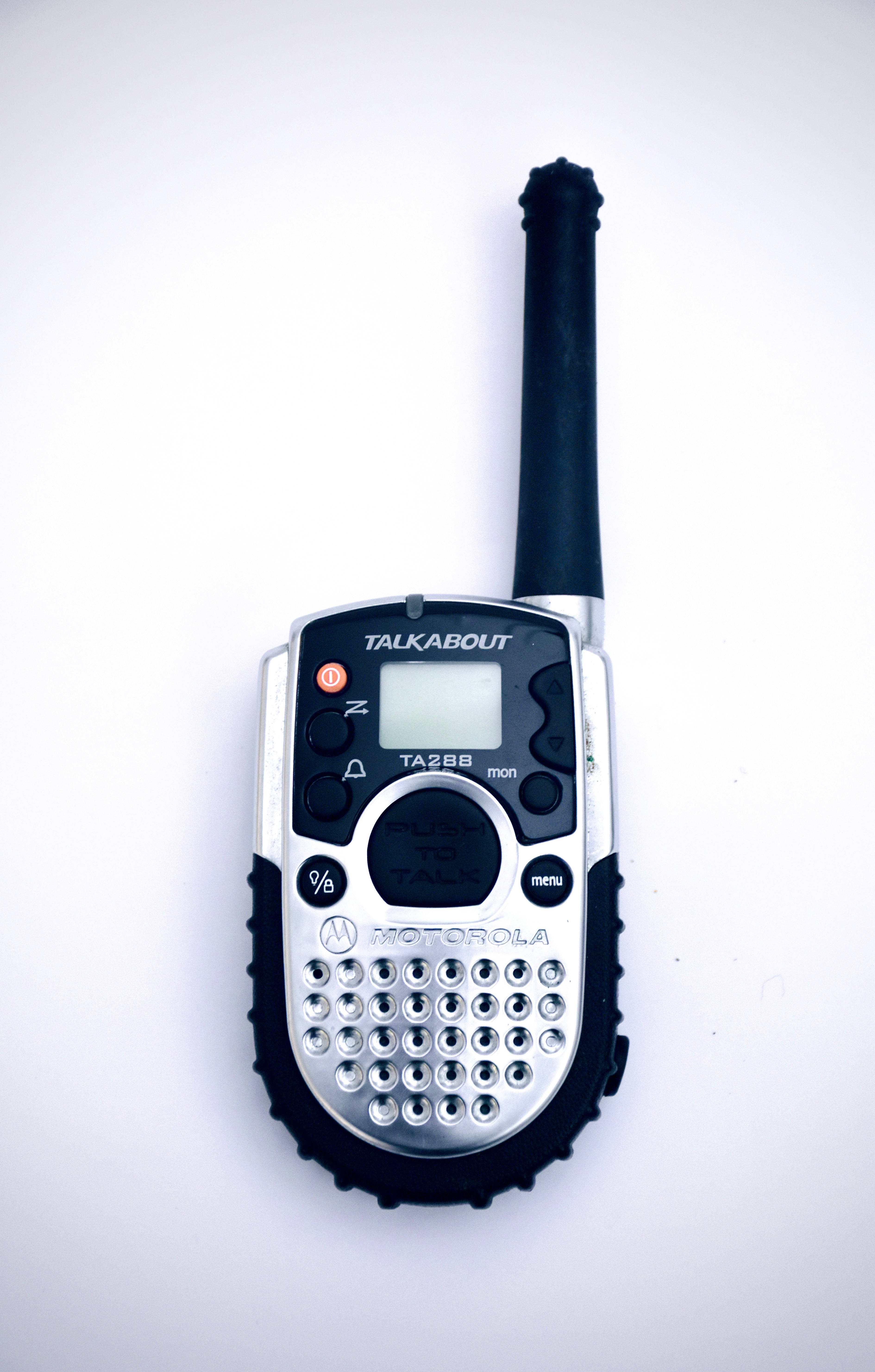 摩托羅拉對講機 壁紙 — 一部銀色和黑色的Motorola TalkAbout TA288對講機連天線，置於純白色背景中央。