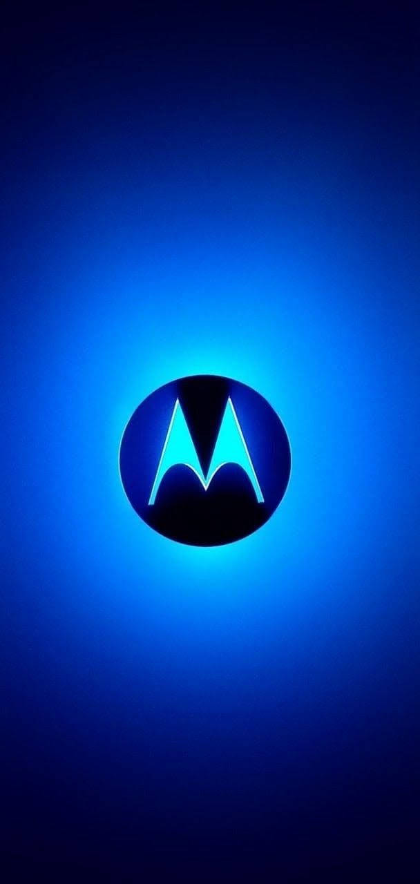摩托羅拉漸層藍 壁紙 — 發光的 Motorola 標誌置於鮮豔的藍色漸變背景中央。