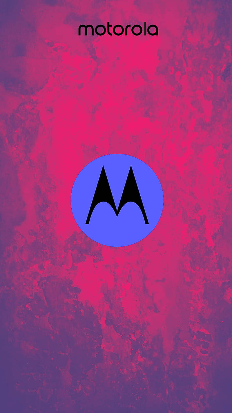 摩托羅拉紅紫配色 壁紙 — Motorola 標誌位於藍色圓圈內，居中於充滿活力的紋理粉紅和紫色背景上。