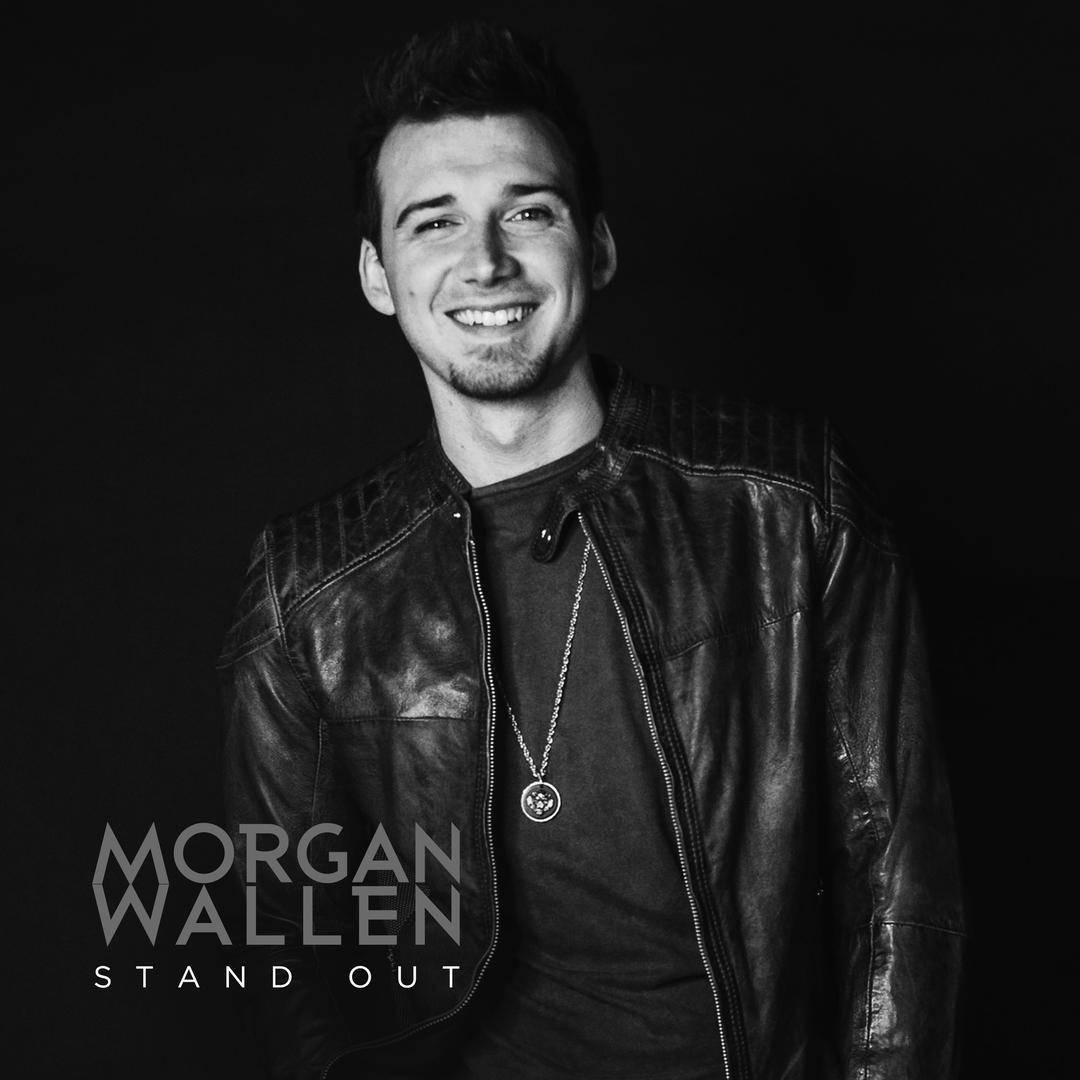 Morgan Wallen 穿著皮夾克微笑的肖像，帶有文字疊加。
