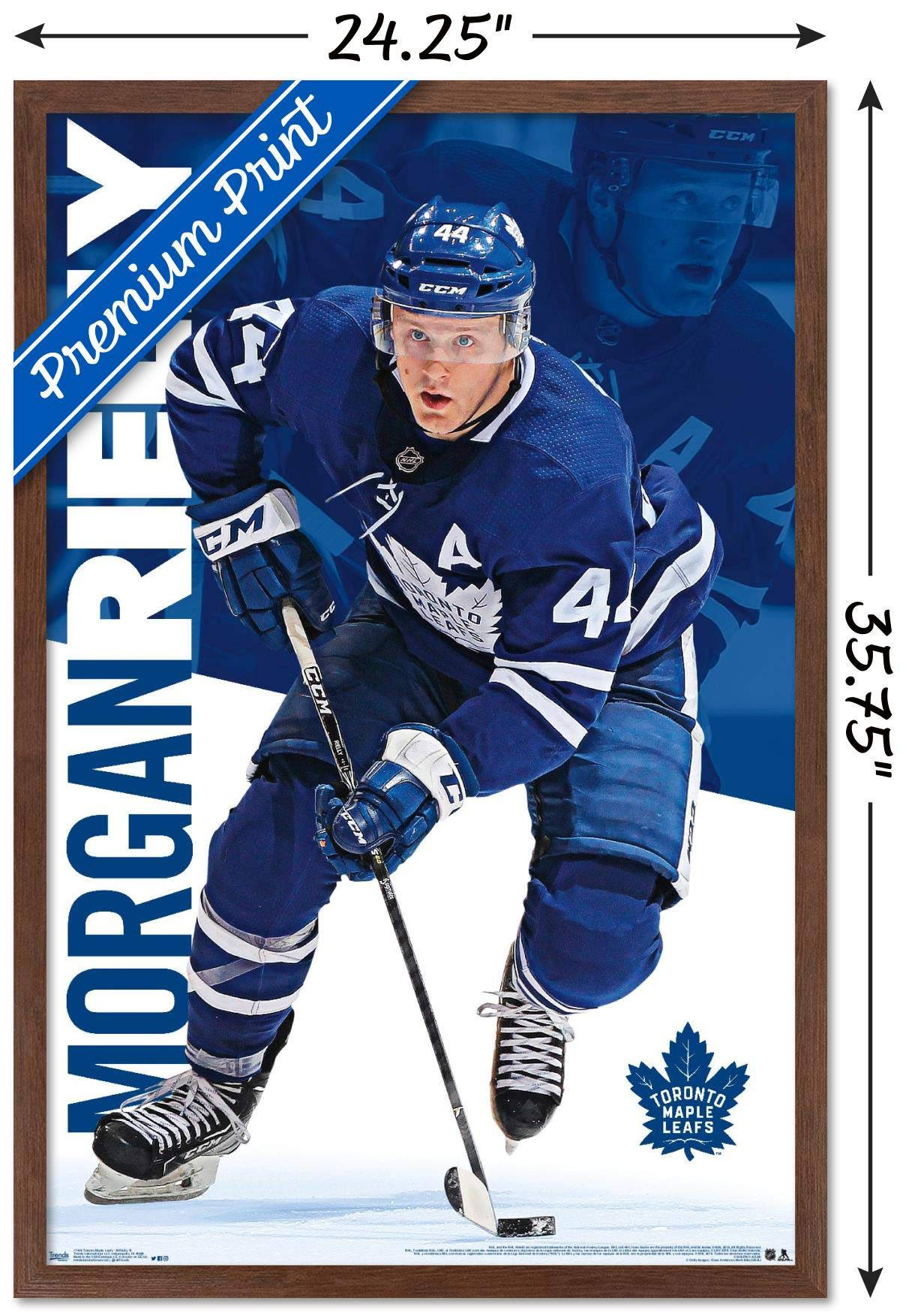 摩根·里利高級印刷照片 壁紙 — 冰球運動員 Morgan Rielly 穿著多倫多楓葉隊裝備，在冰上充滿專注地動態滑行。