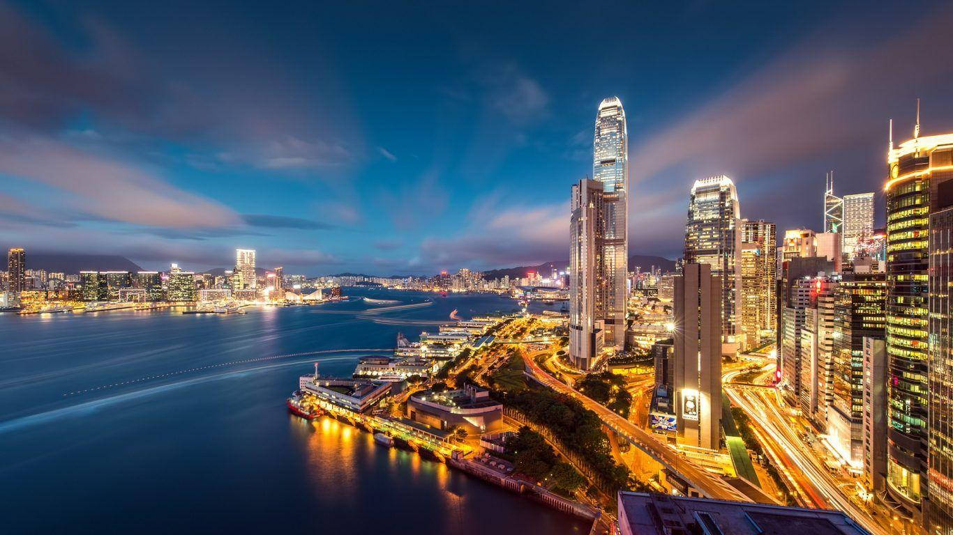 摩爾多瓦夜生活 壁紙 — 香港天際線的壯麗黃昏景色，閃爍的摩天大樓倒映在港口水面上。