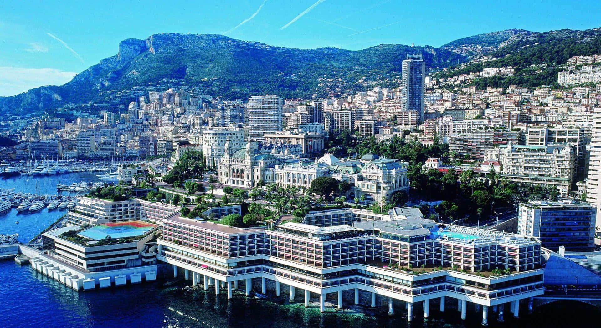 摩納哥摩天大樓風景 壁紙 — 摩納哥豪華城市景觀的鳥瞰圖，密集地坐落於山脈與港灣之間，並有遊艇。