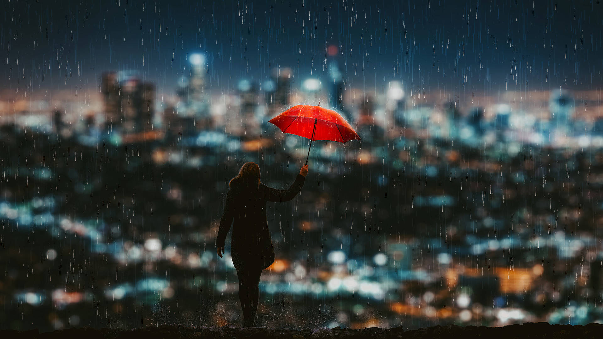 撐紅傘的女子最動人的雨景 壁紙 — 一個孤獨的身影在雨中撐著鮮紅色的雨傘，俯瞰夜晚閃爍的城市景觀。