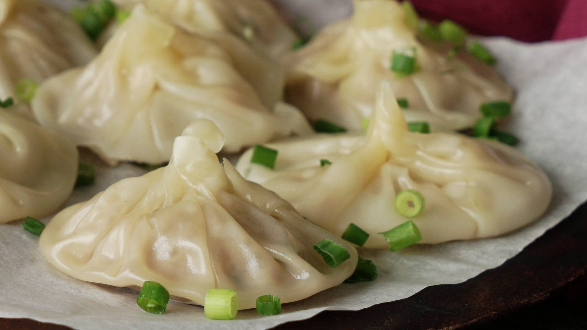 蒸餃子配上蔥花，放在烘焙紙上。