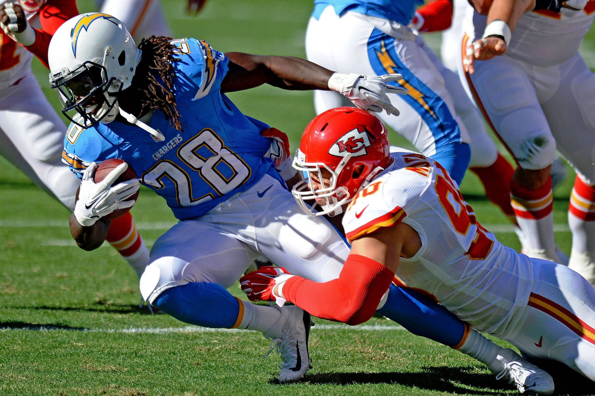 Chargers 球員持球被 Chiefs 防守球員在草地上擒抱