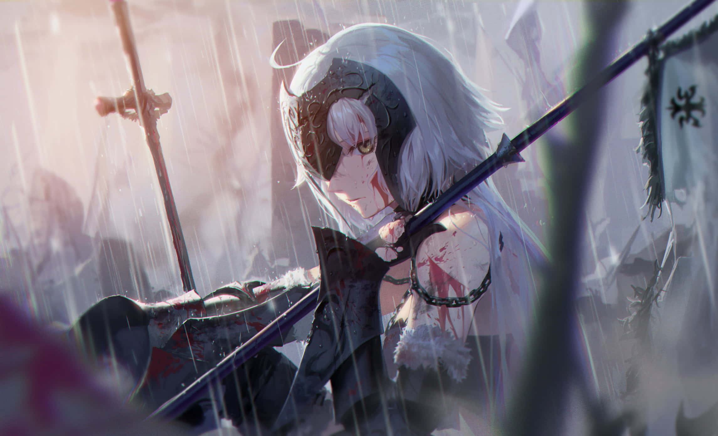 擁抱《Fate/Grand Order》的魔法 壁紙 — 一位銀髮動漫戰士，戴著血跡斑斑的眼罩，在雨中手持劍，立於戰場迷霧之中。