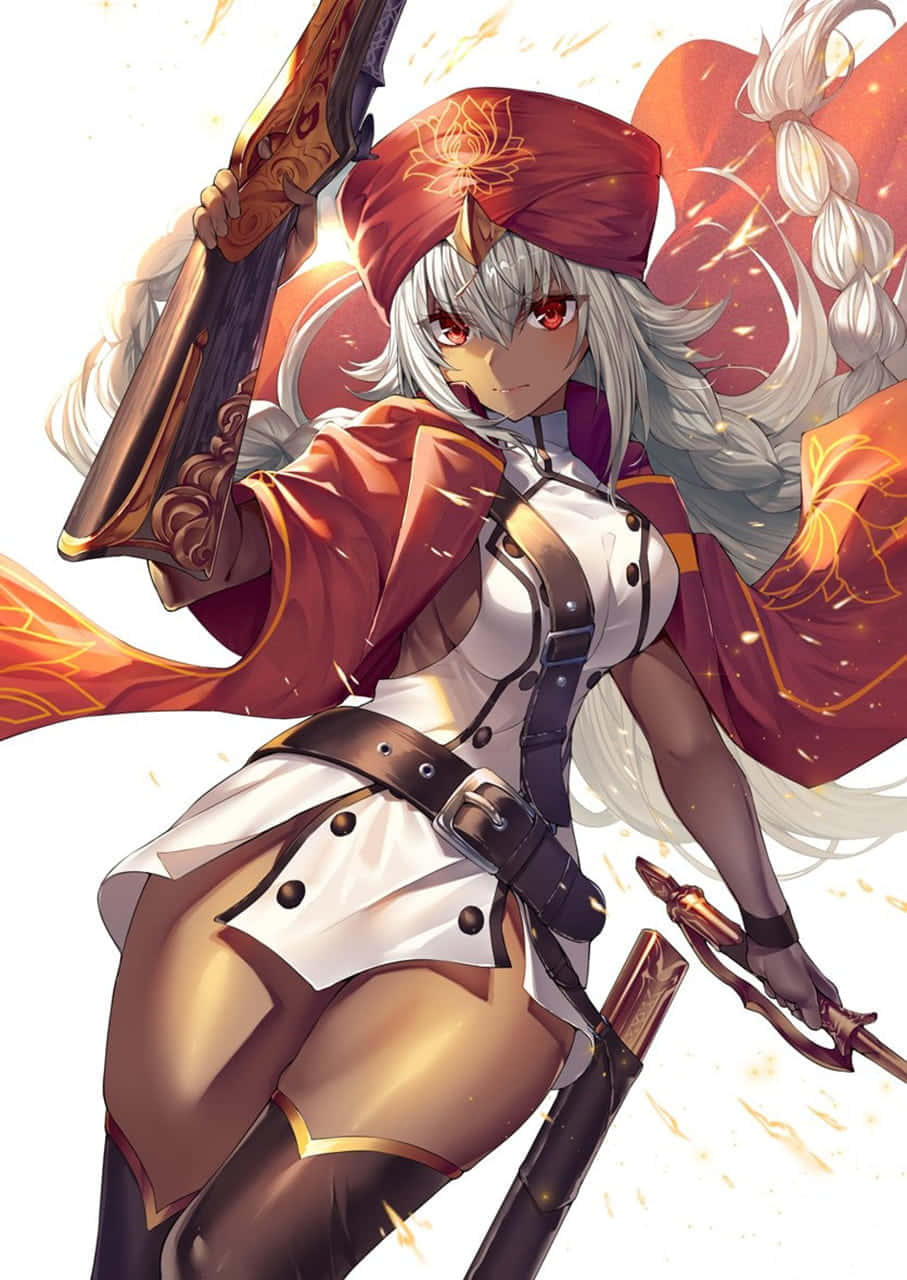 擁抱 Fate Grand Order 的力量 壁紙 — 一位擁有白髮紅眼的兇猛動漫戰士，在熾熱的橙色和白色背景下揮舞著華麗的步槍。