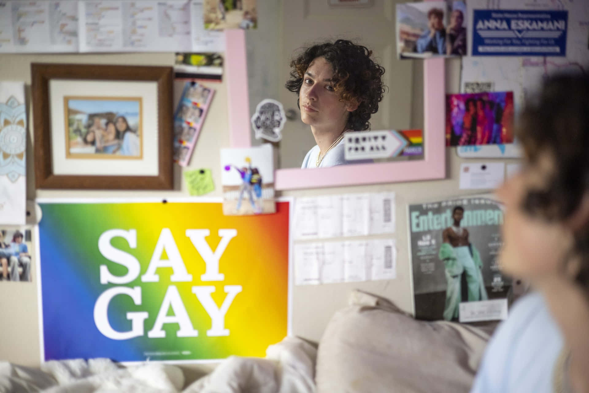 青少年在臥室鏡中，被LGBTQ+海報和照片包圍