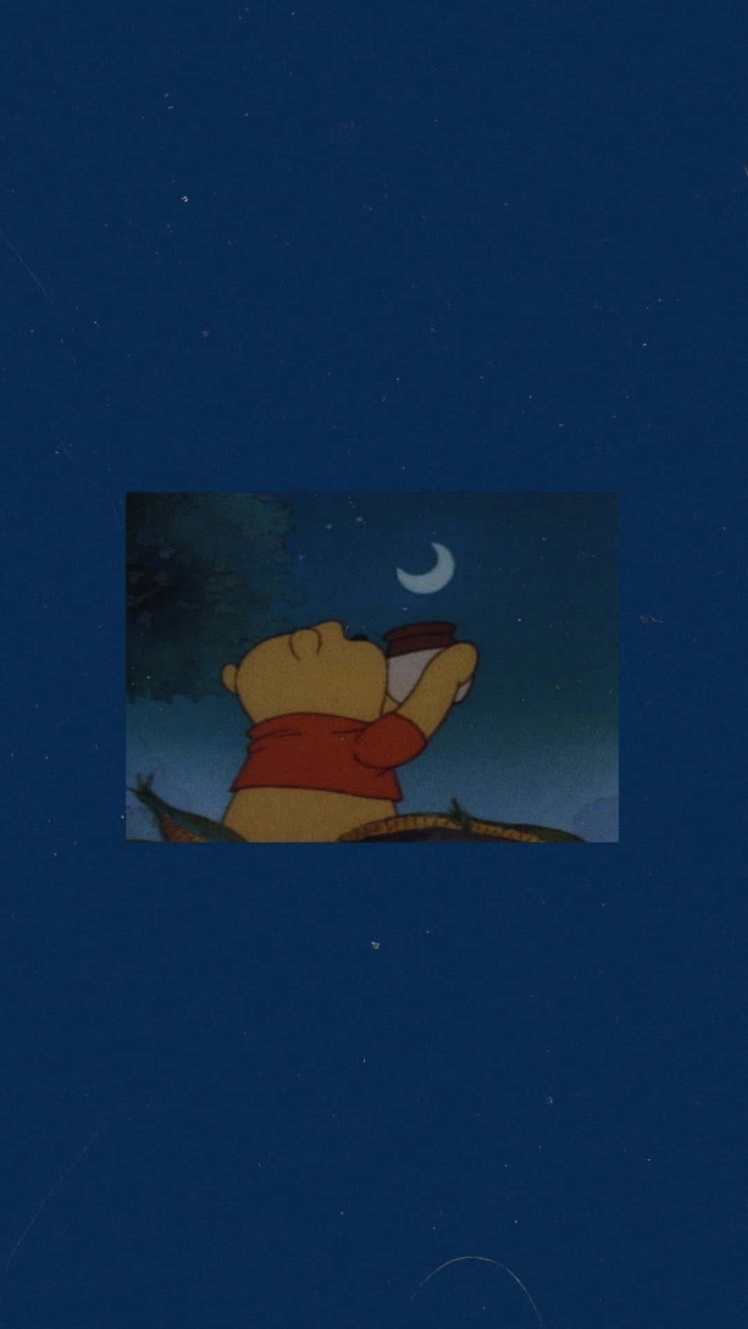小熊維尼在星空下手持杯子仰望月亮。