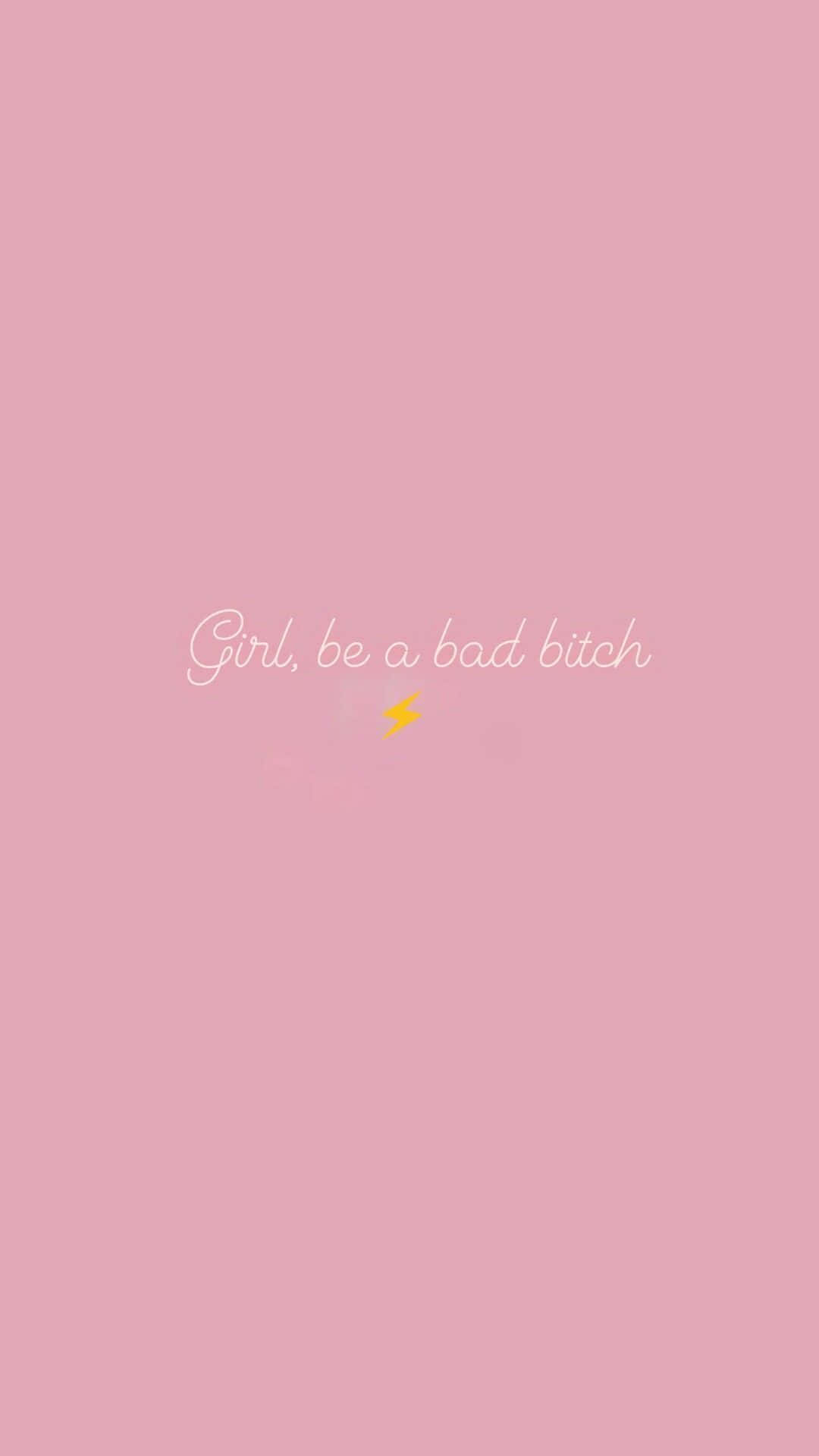 粉紅色背景，白色草書文字寫著「Girl, be a bad bitch」，以及一個黃色閃電。